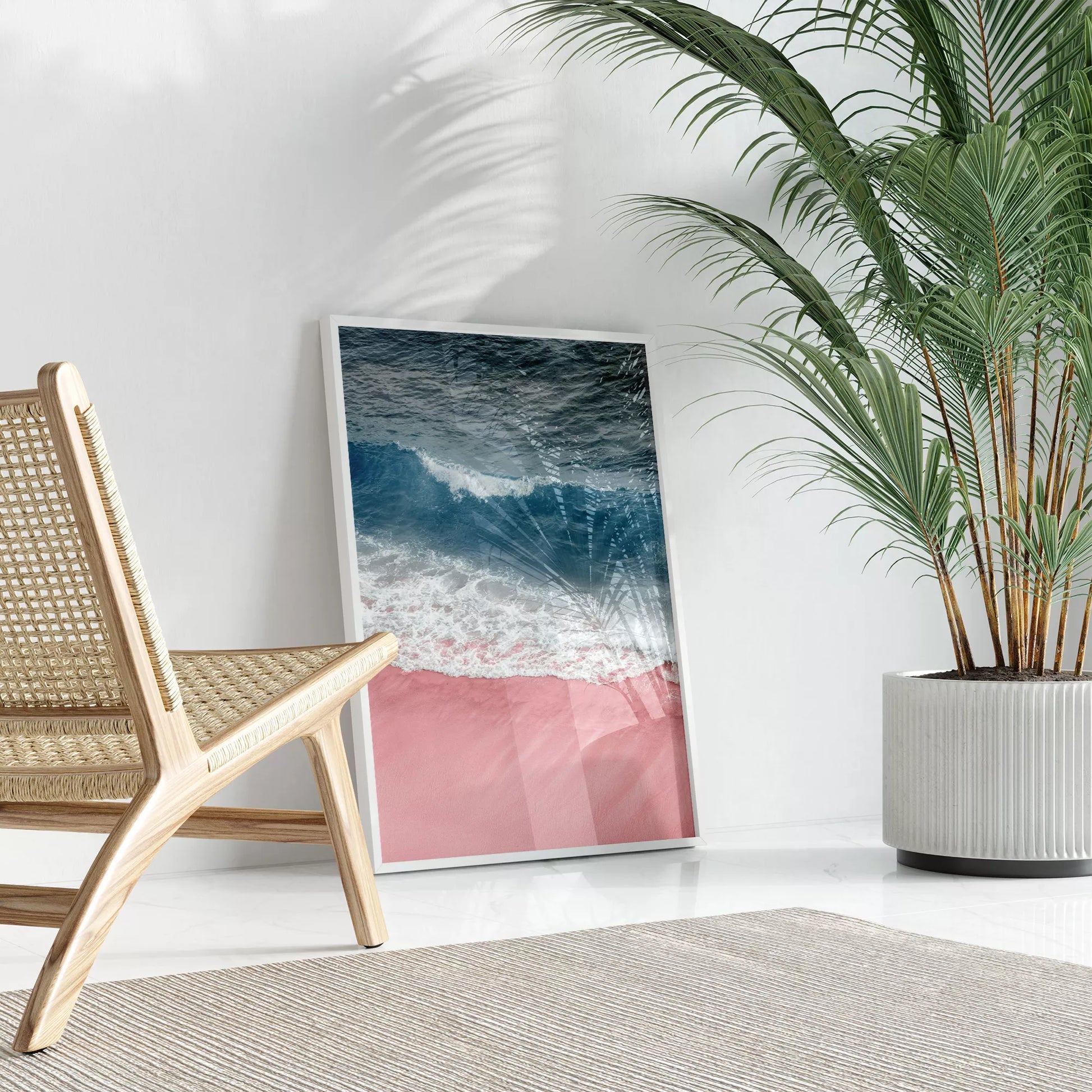 ピンクの砂浜と青い波が織りなす癒しのビーチアート