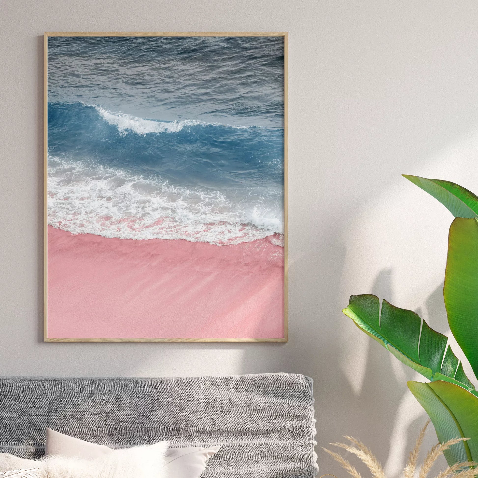 ピンクの砂浜と青い波が織りなす癒しのビーチアート