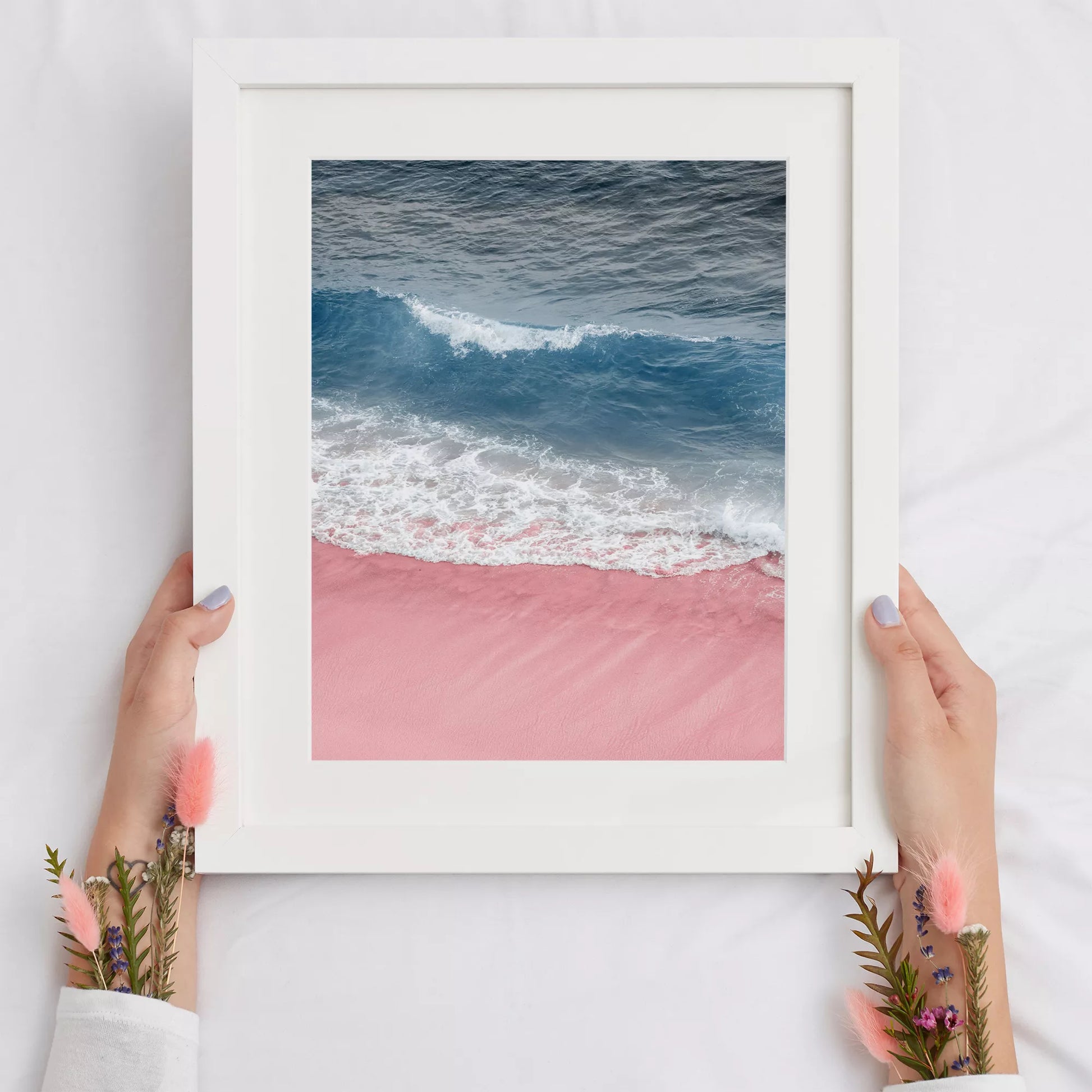 ピンクの砂浜と青い波が織りなす癒しのビーチアート