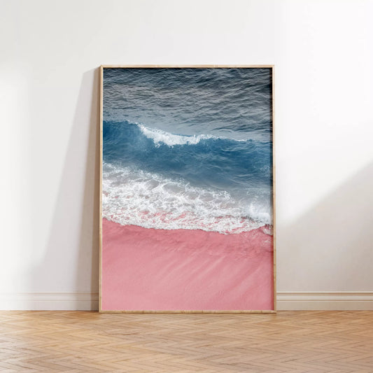 ピンクの砂浜と青い波が織りなす癒しのビーチアート