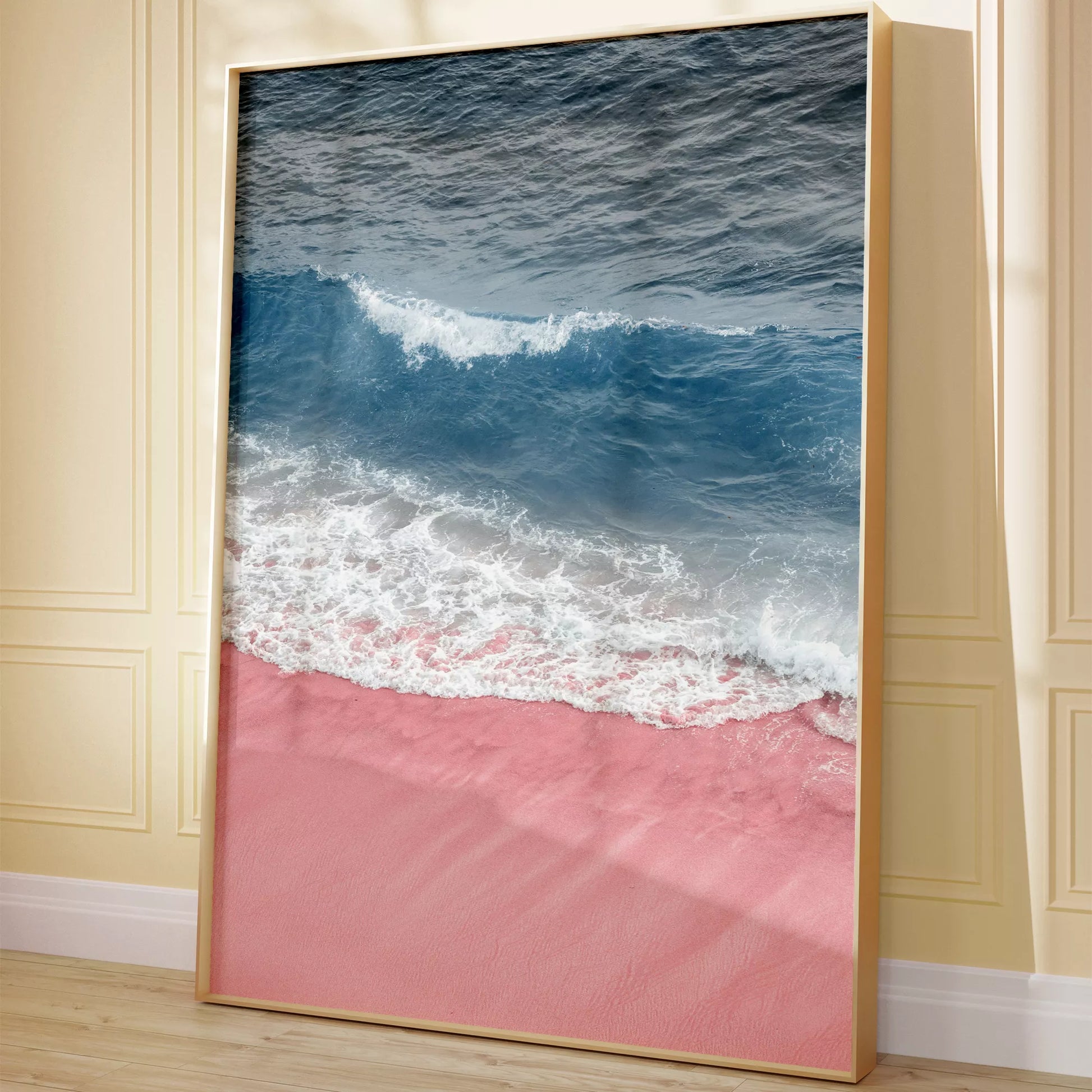 ピンクの砂浜と青い波が織りなす癒しのビーチアート