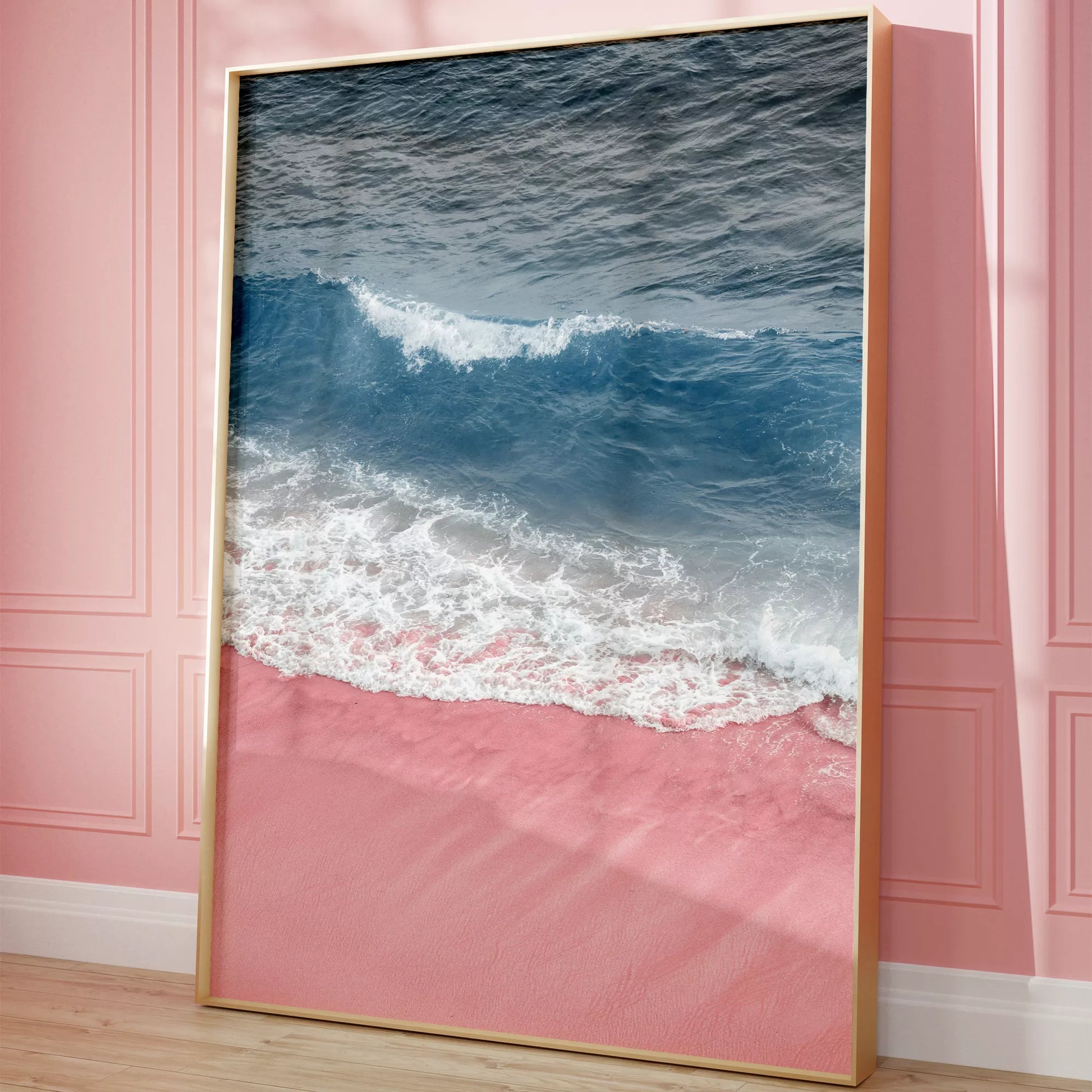 ピンクの砂浜と青い波が織りなす癒しのビーチアート