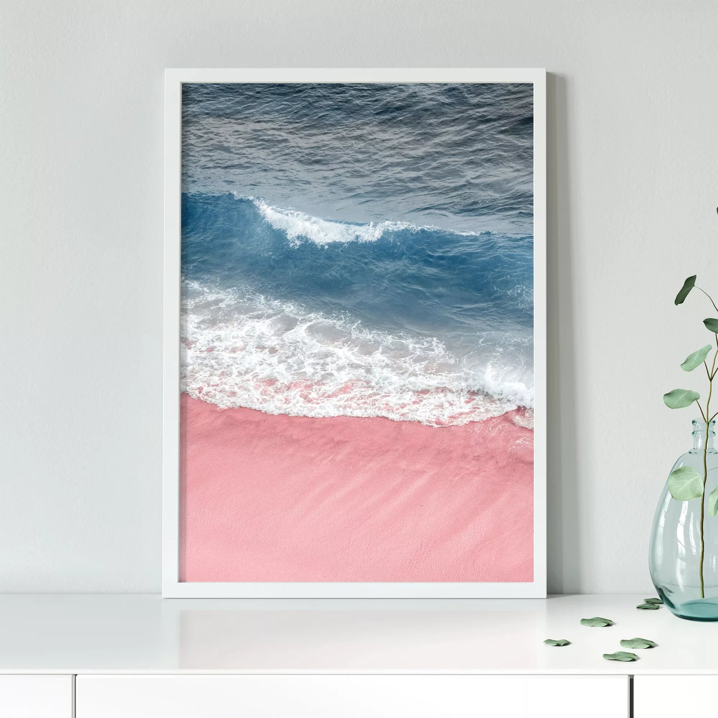 ピンクの砂浜と青い波が織りなす癒しのビーチアート