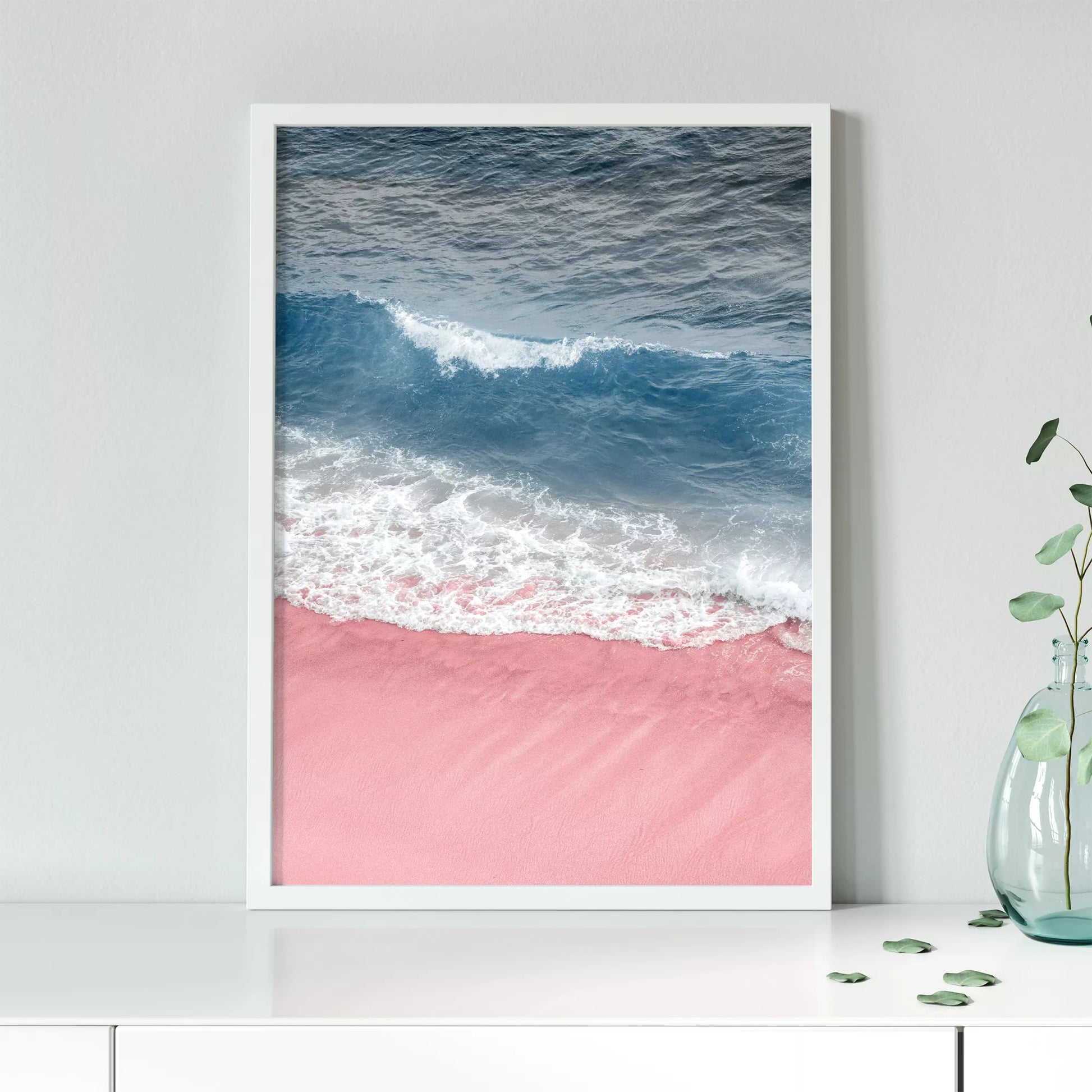 ピンクの砂浜と青い波が織りなす癒しのビーチアート