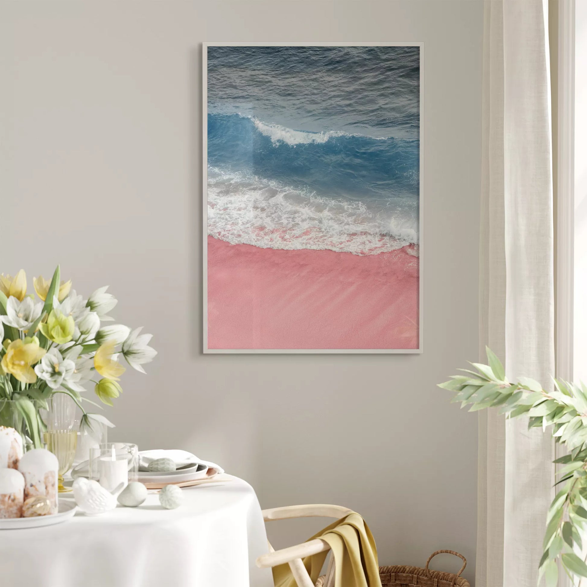 ピンクの砂浜と青い波が織りなす癒しのビーチアート