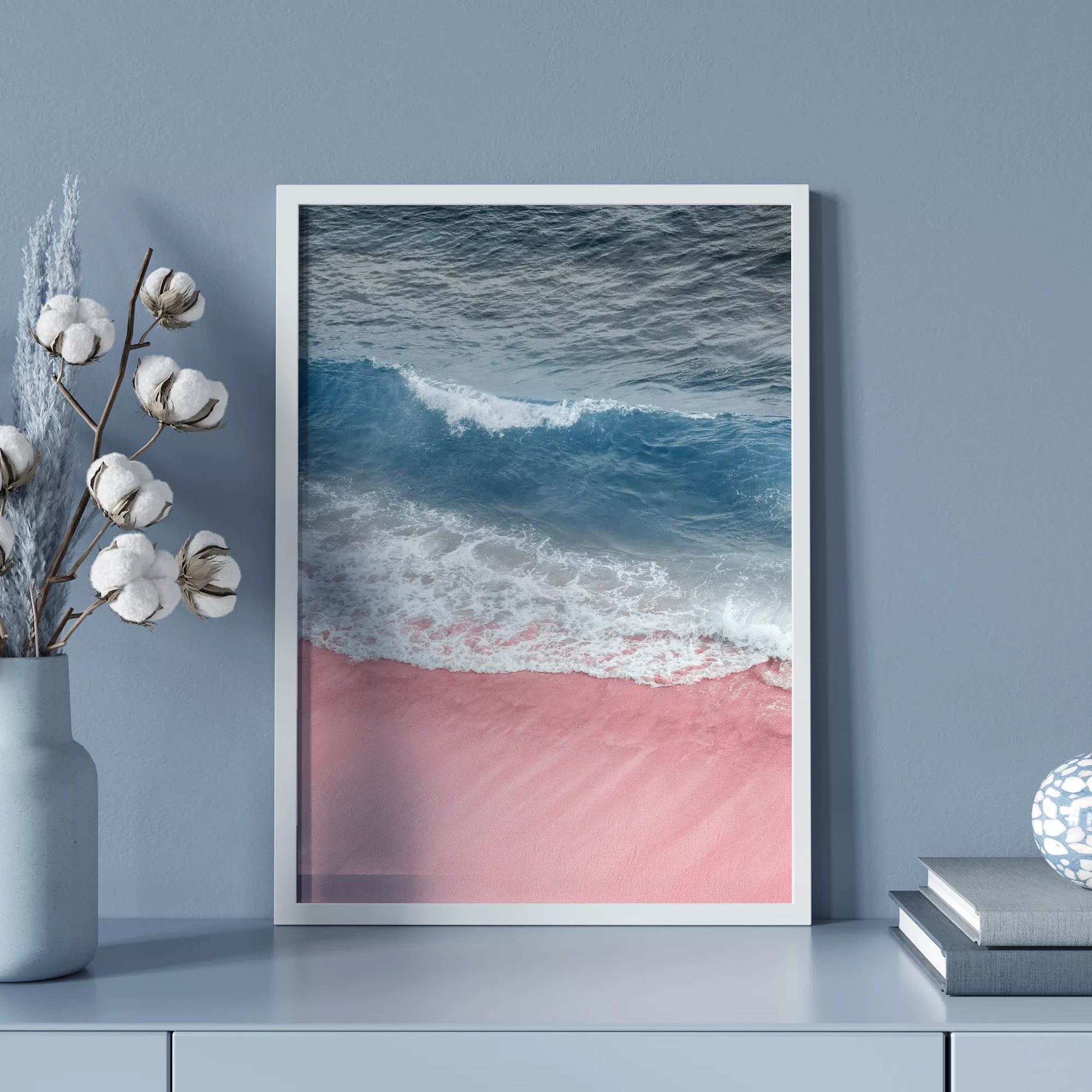 ピンクの砂浜と青い波が織りなす癒しのビーチアート