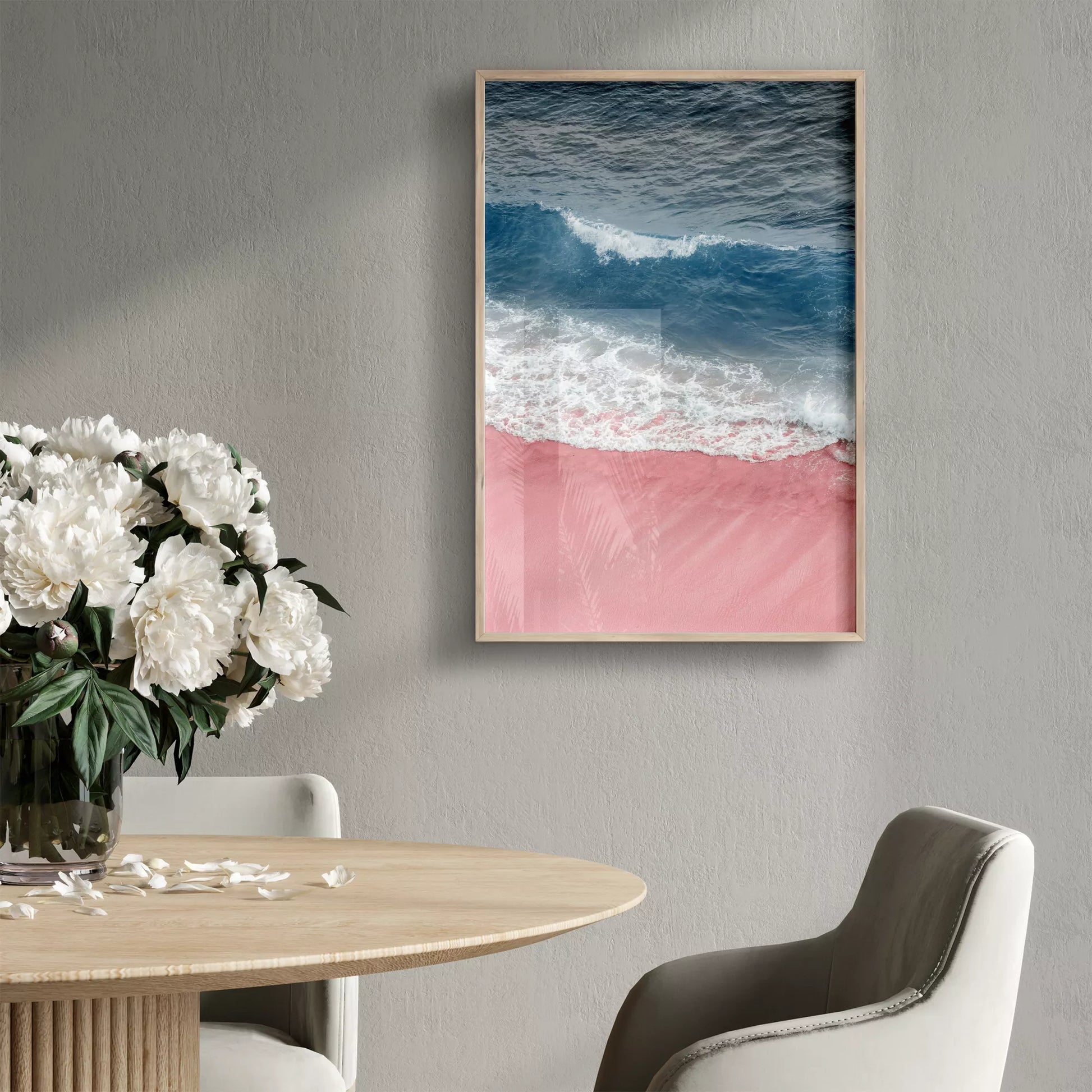 ピンクの砂浜と青い波が織りなす癒しのビーチアート