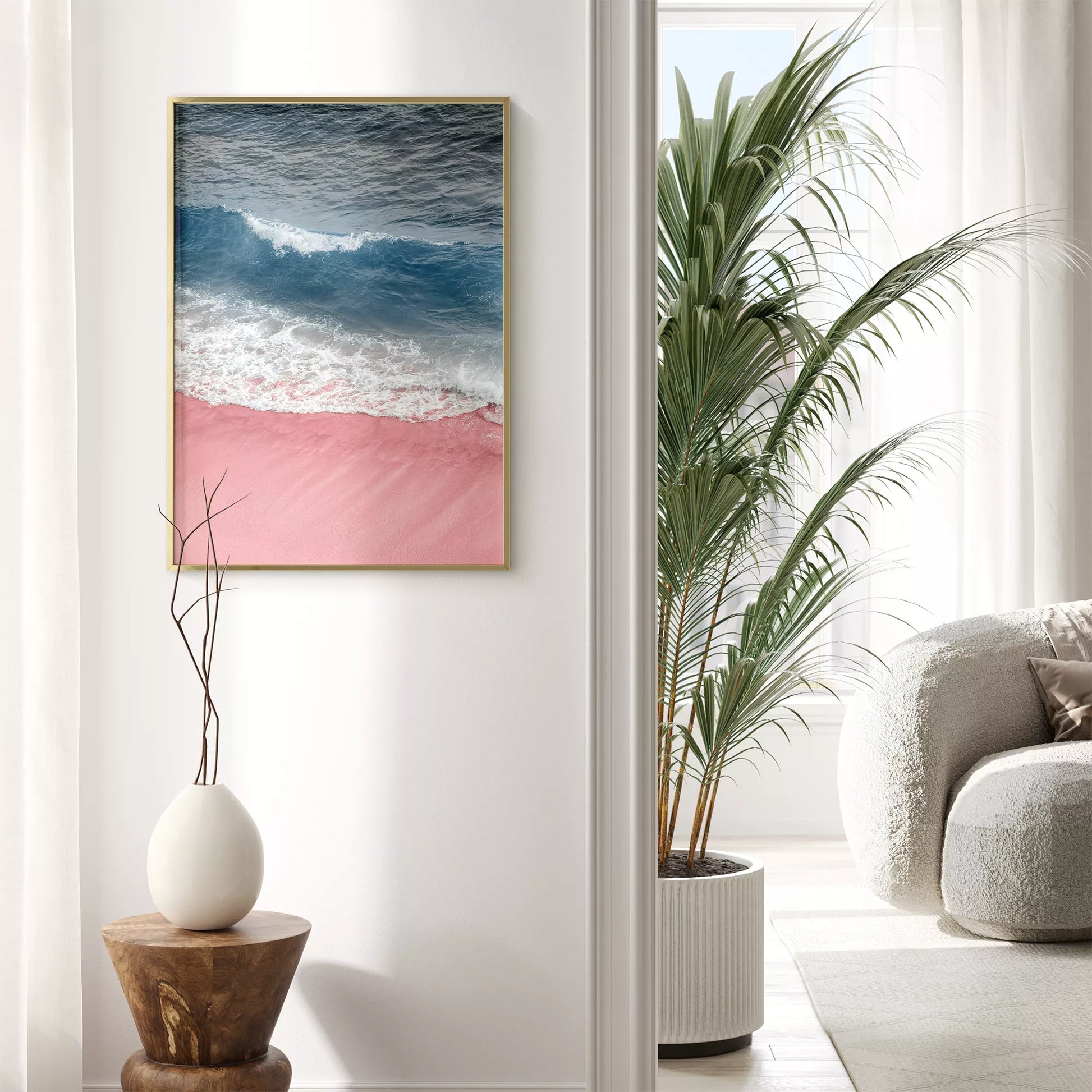 ピンクの砂浜と青い波が織りなす癒しのビーチアート