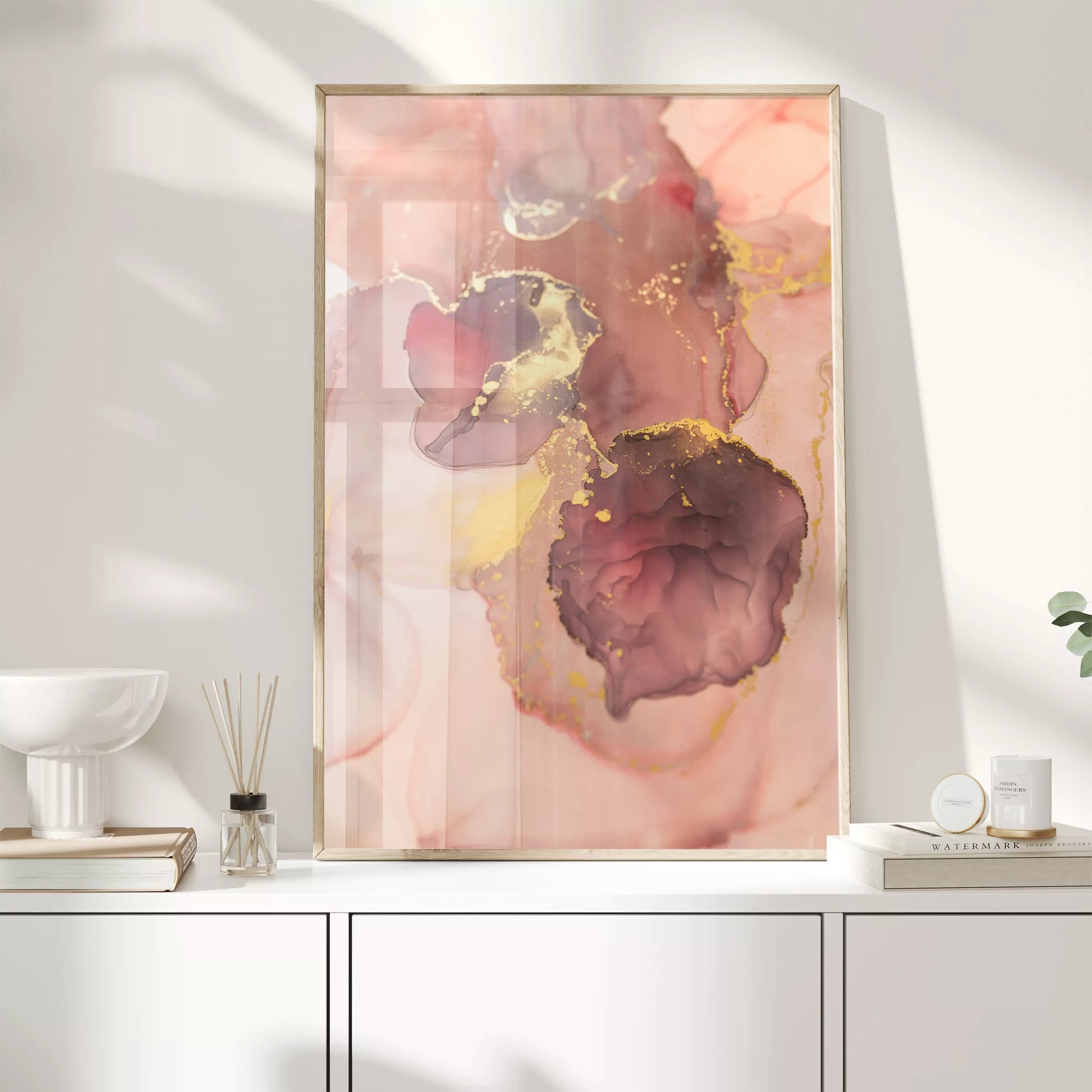 ピンク色と金箔の大理石風アートプリント、モダンな抽象画