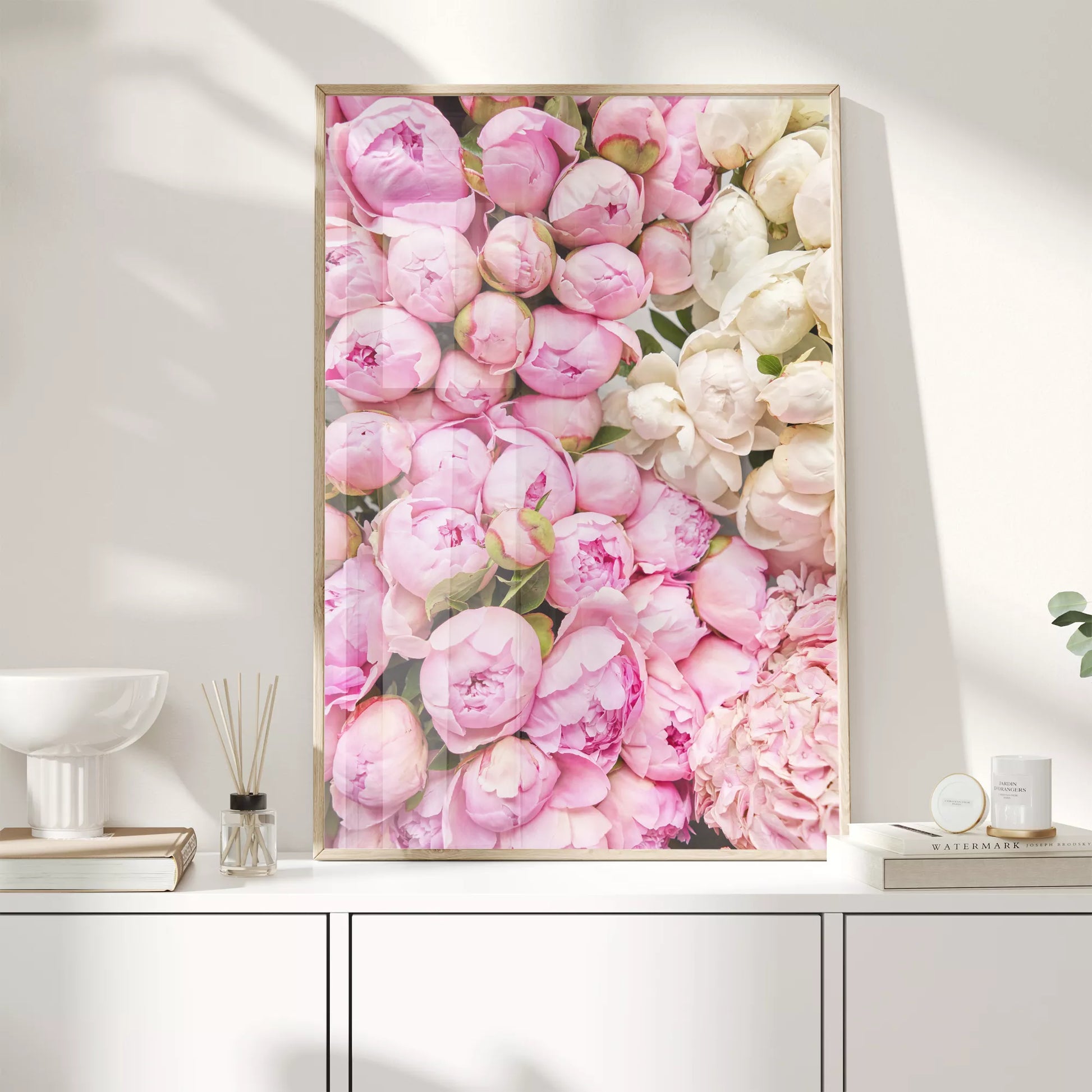 満開の芍薬の花束がピンクから白のグラデーションで映える春のアート