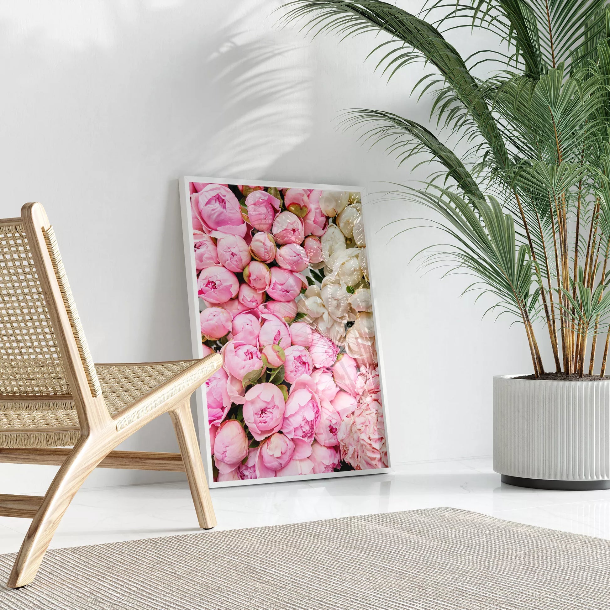 満開の芍薬の花束がピンクから白のグラデーションで映える春のアート