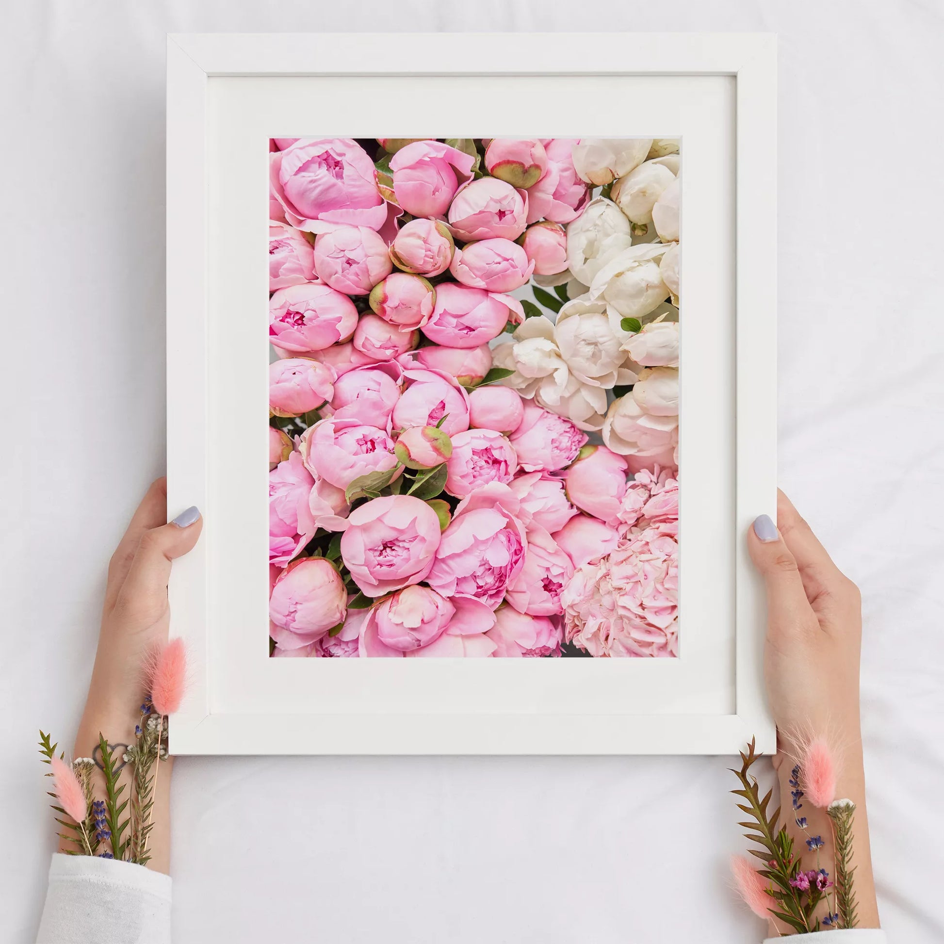 満開の芍薬の花束がピンクから白のグラデーションで映える春のアート