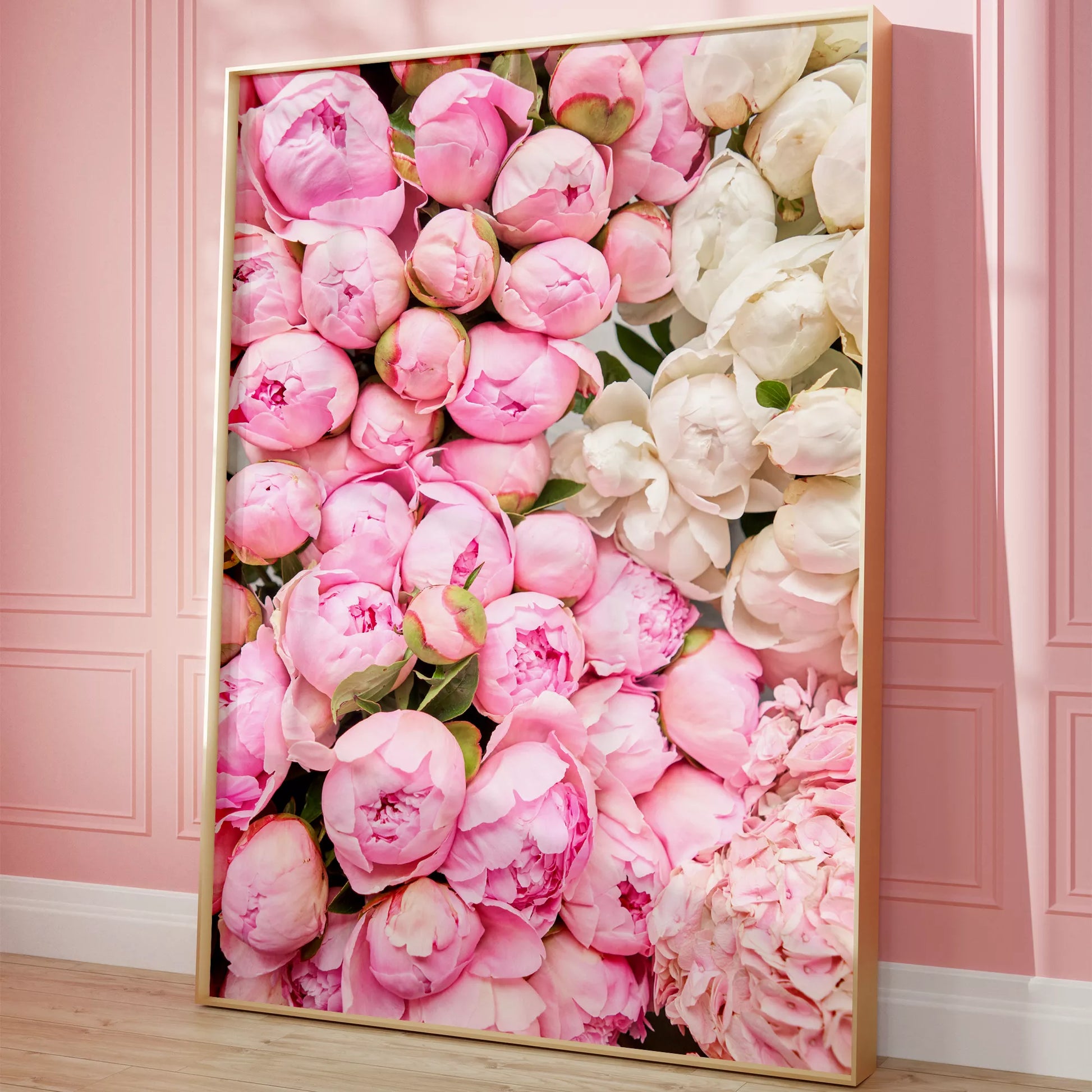 満開の芍薬の花束がピンクから白のグラデーションで映える春のアート