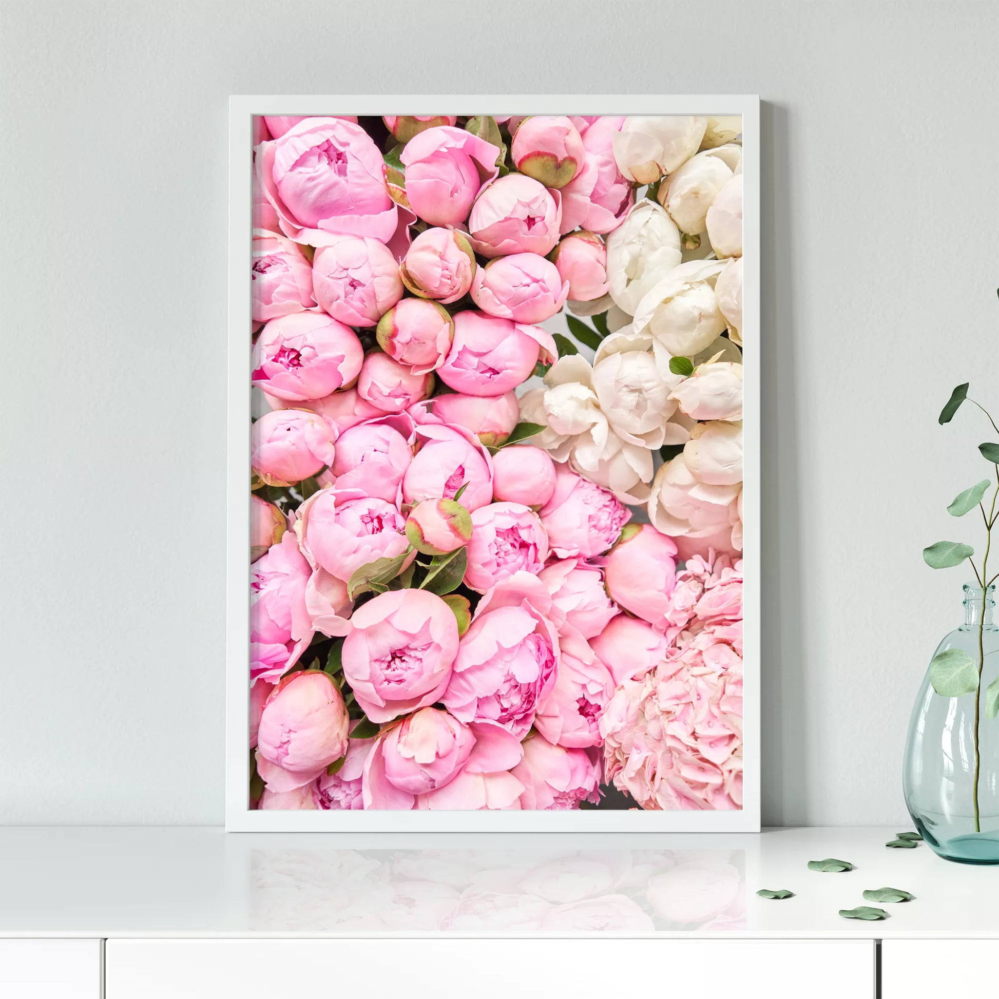 満開の芍薬の花束がピンクから白のグラデーションで映える春のアート