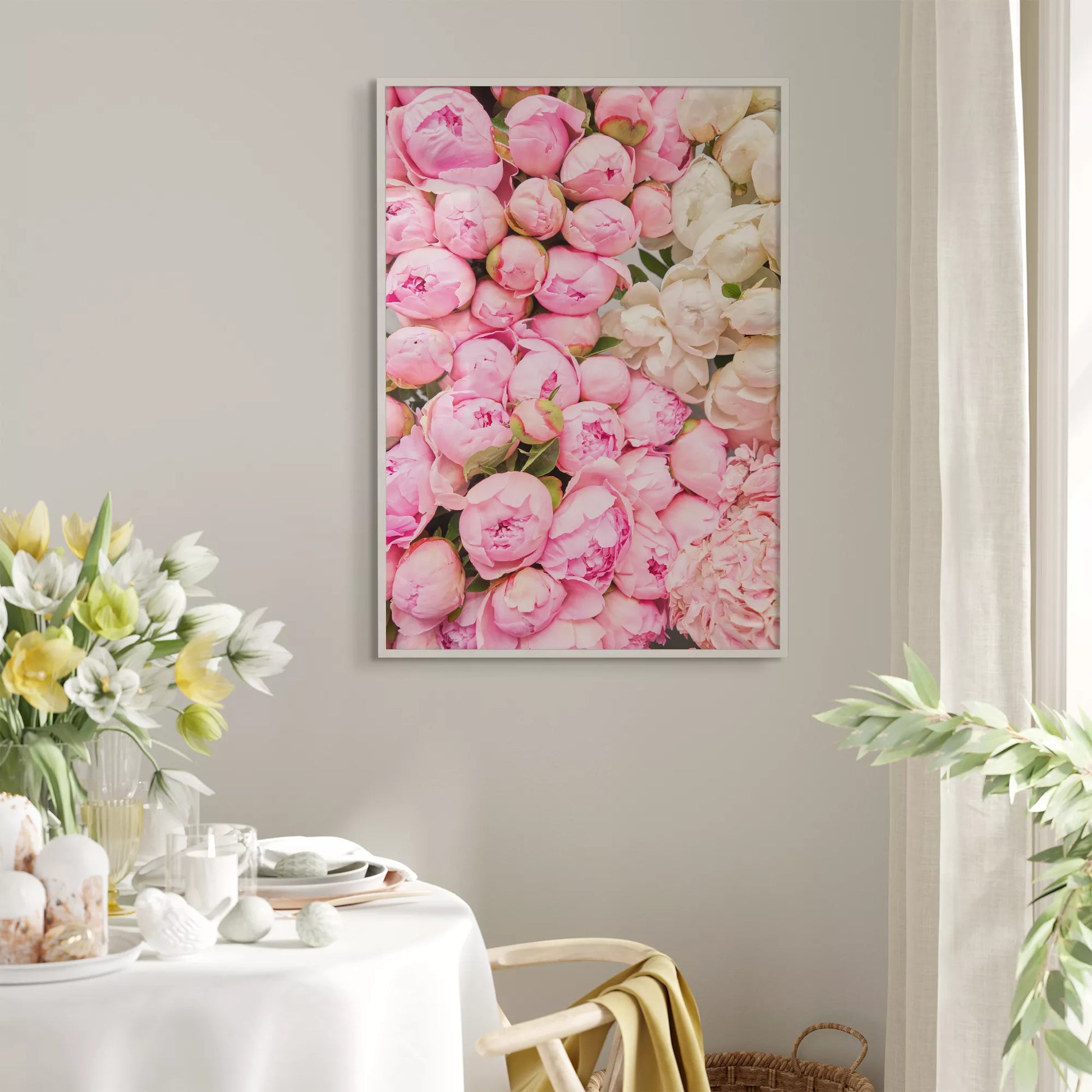 満開の芍薬の花束がピンクから白のグラデーションで映える春のアート