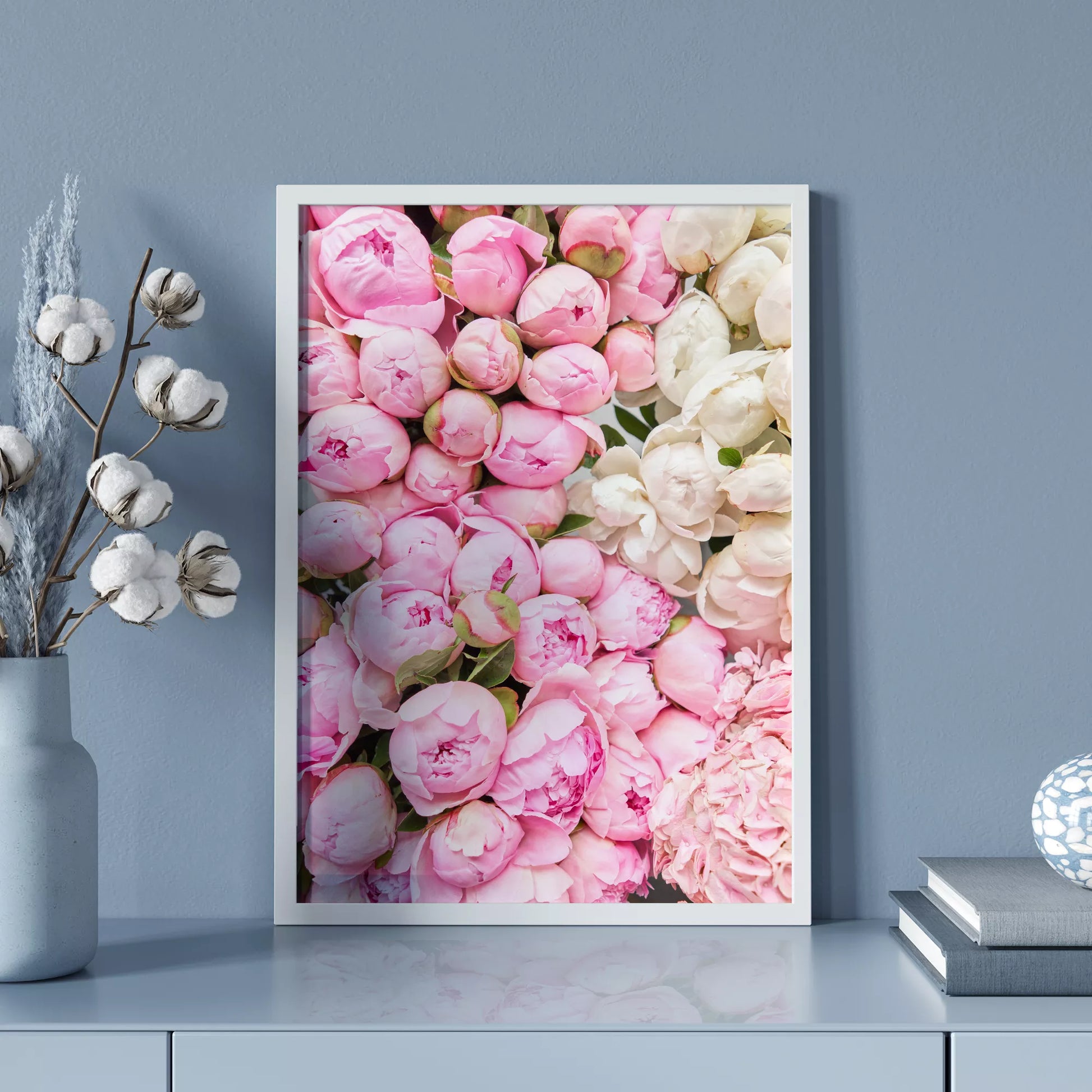 満開の芍薬の花束がピンクから白のグラデーションで映える春のアート