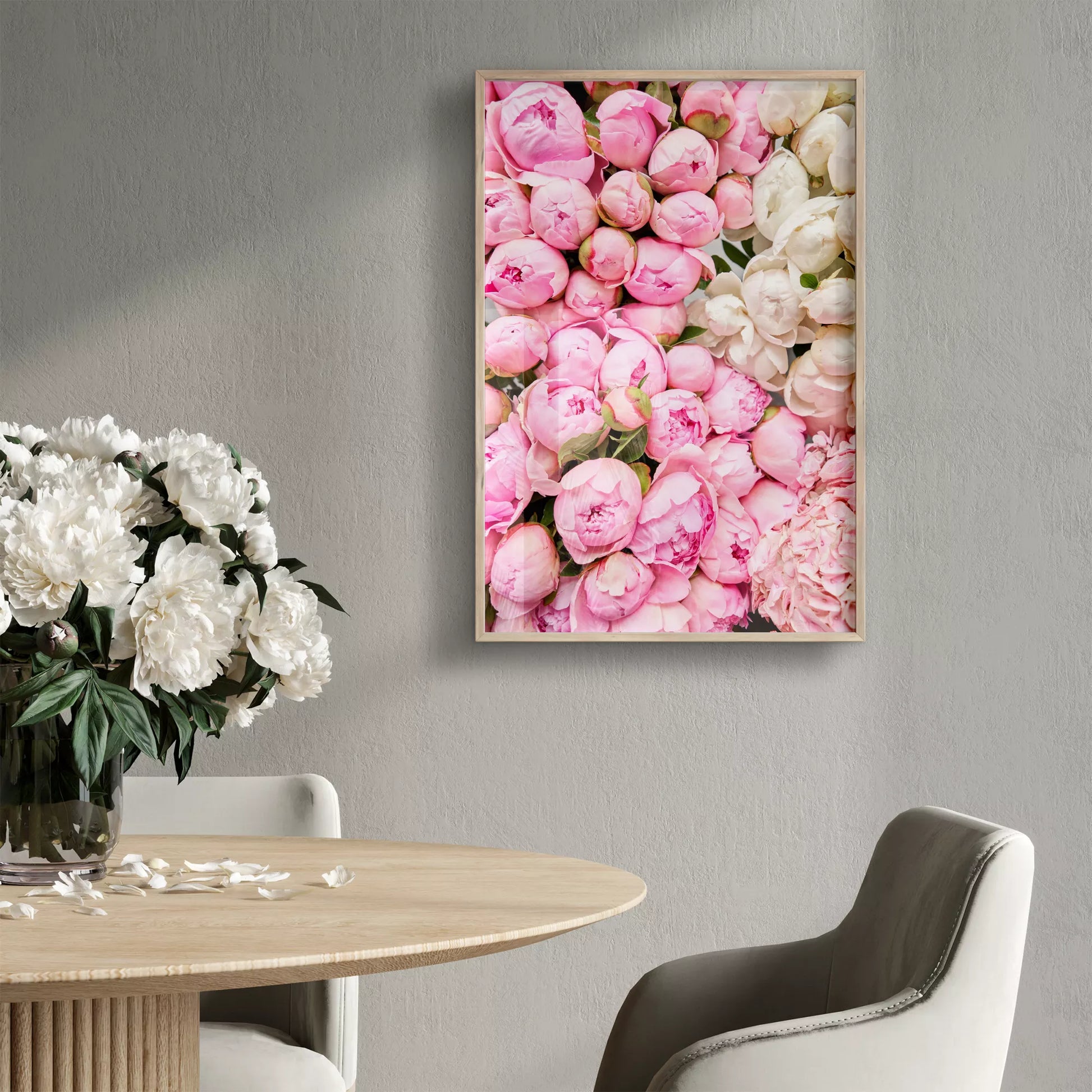 満開の芍薬の花束がピンクから白のグラデーションで映える春のアート