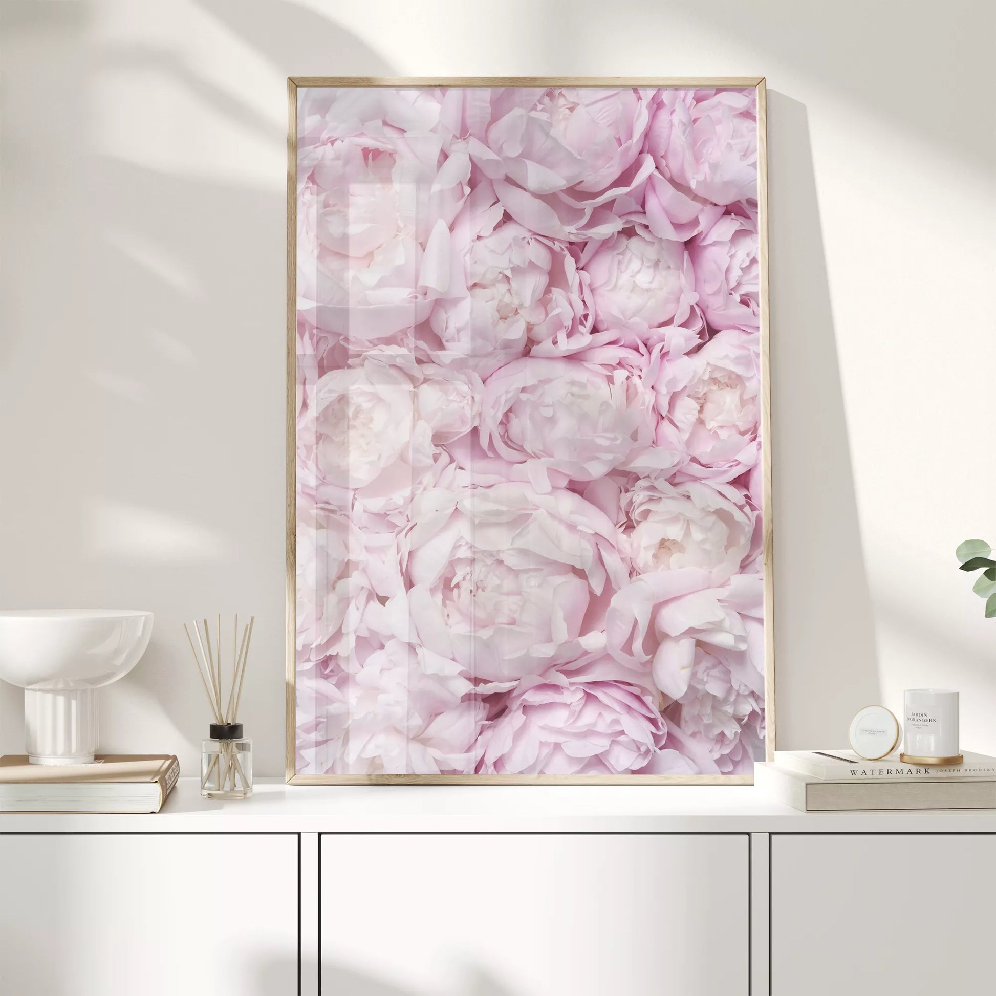 満開の淡いピンク色の牡丹の花々が織りなす優美な春のアート