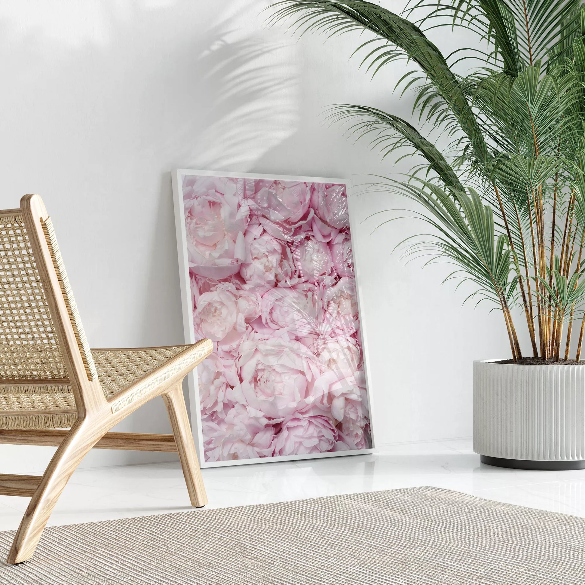 満開の淡いピンク色の牡丹の花々が織りなす優美な春のアート