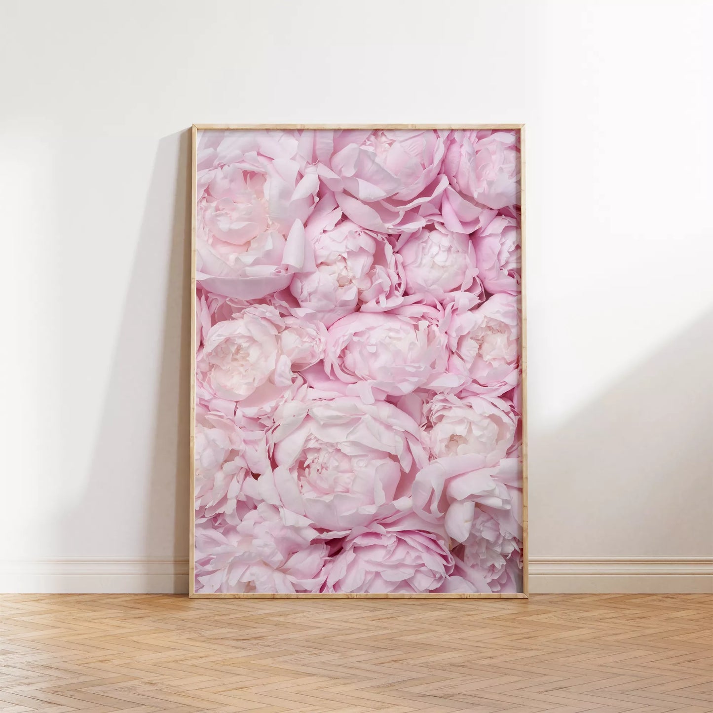 満開の淡いピンク色の牡丹の花々が織りなす優美な春のアート