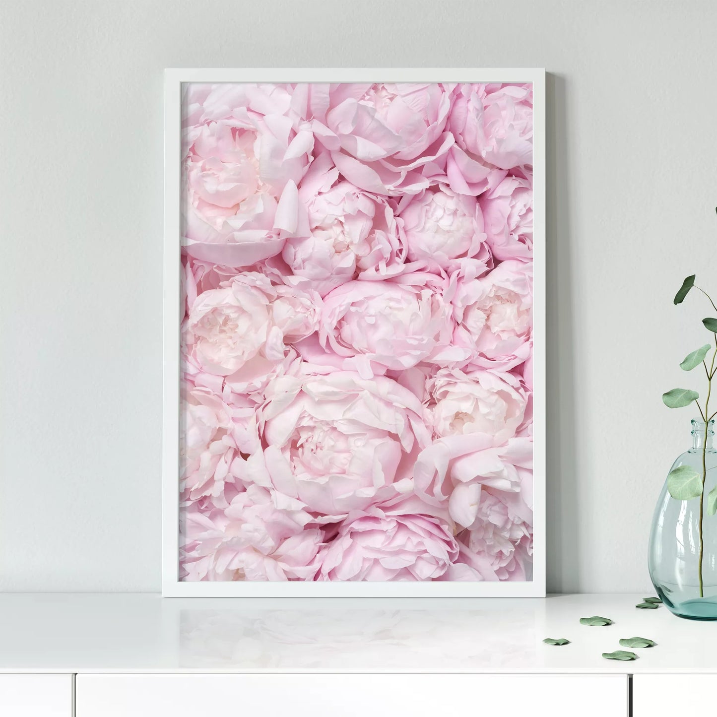 満開の淡いピンク色の牡丹の花々が織りなす優美な春のアート