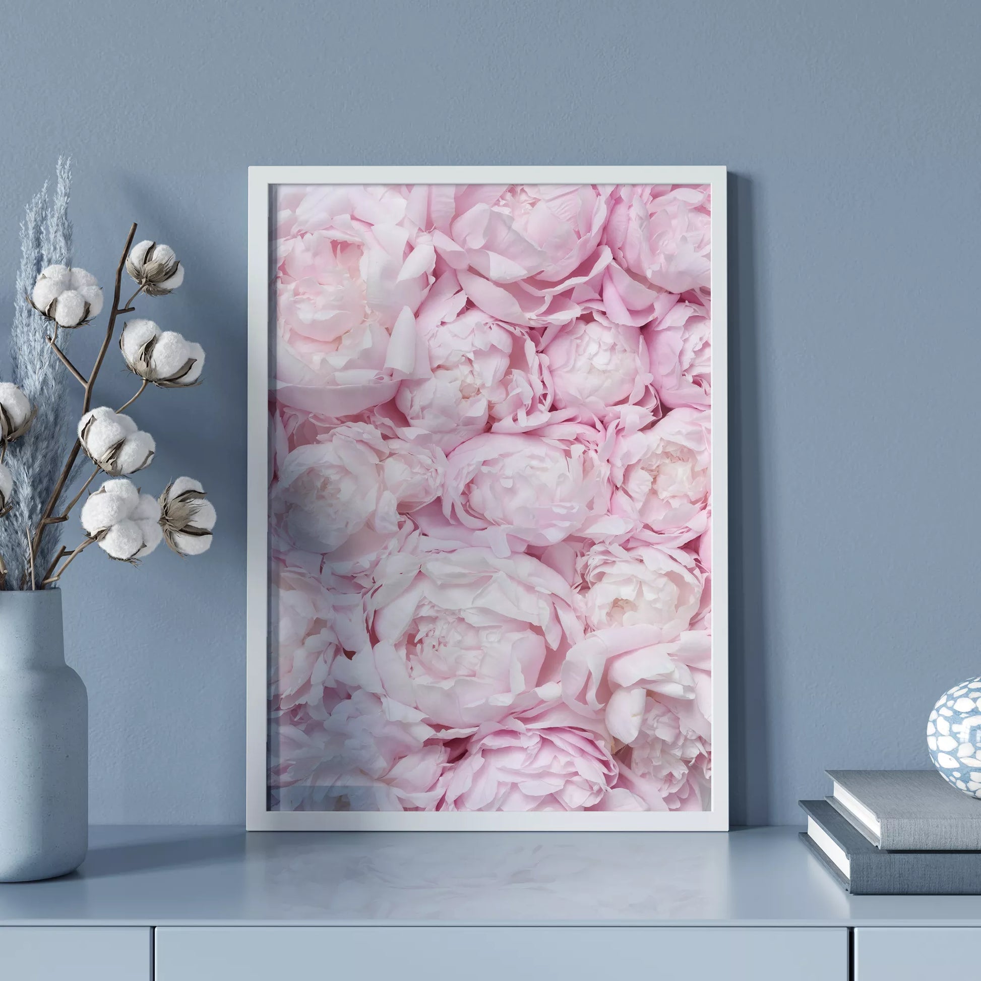 満開の淡いピンク色の牡丹の花々が織りなす優美な春のアート