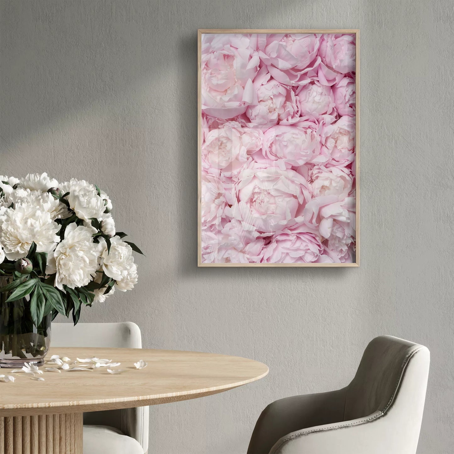 満開の淡いピンク色の牡丹の花々が織りなす優美な春のアート