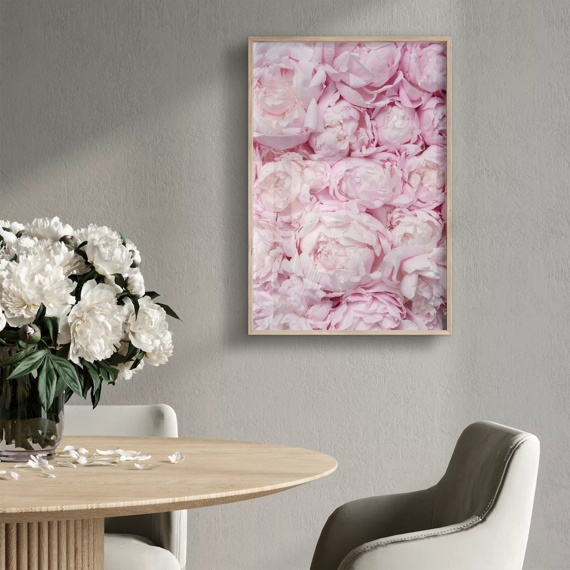 満開の淡いピンク色の牡丹の花々が織りなす優美な春のアート