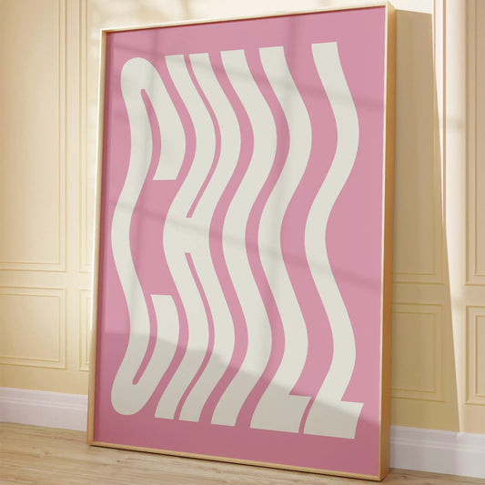 モダンでミニマルなアートポスター。柔らかいピンクの背景に白い波状のタイポグラフィーデザインが映え、ゴールドのフレームアクセントが上品な印象を与えます。