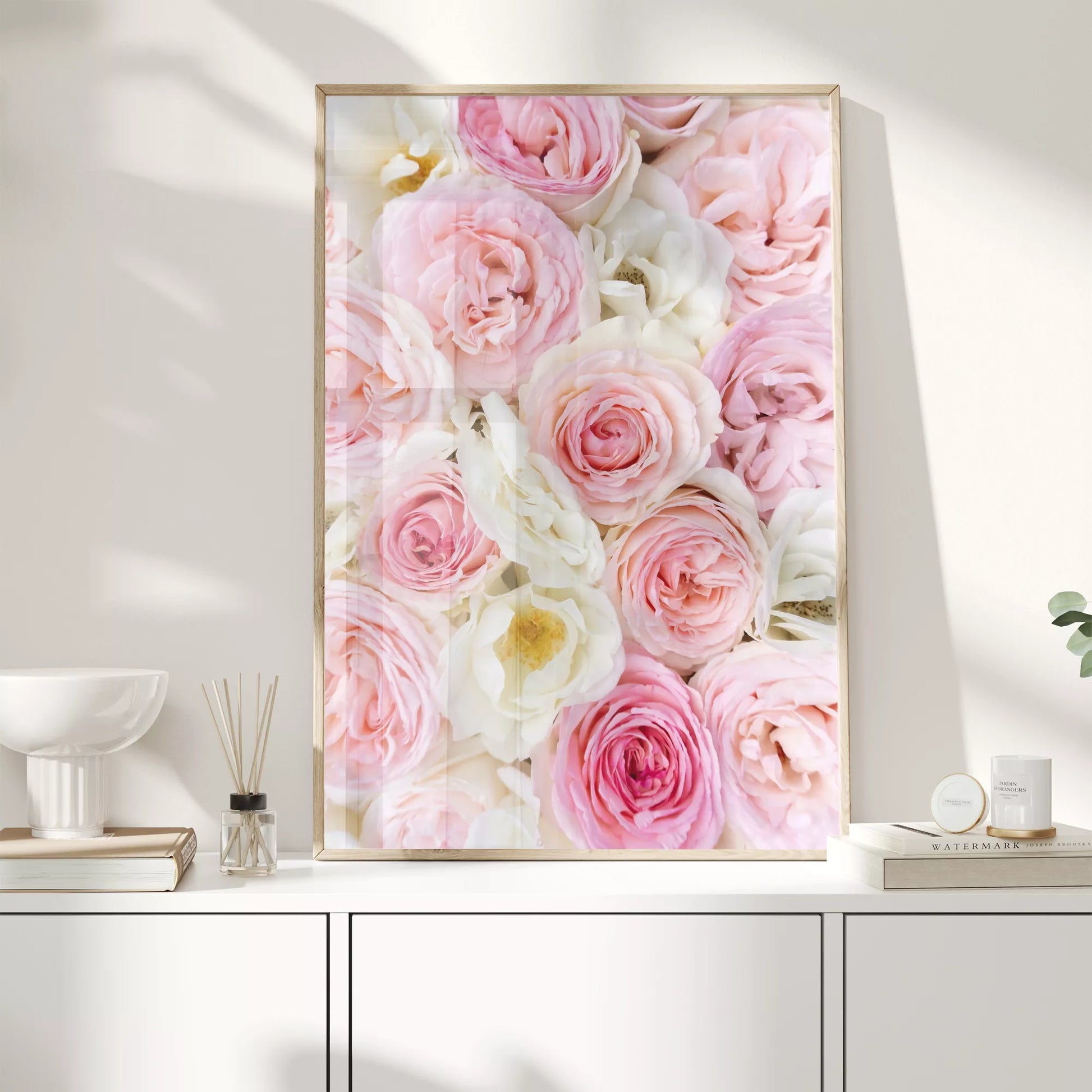 優雅なピンクと白のバラの花束アートポスター、インテリア装飾用