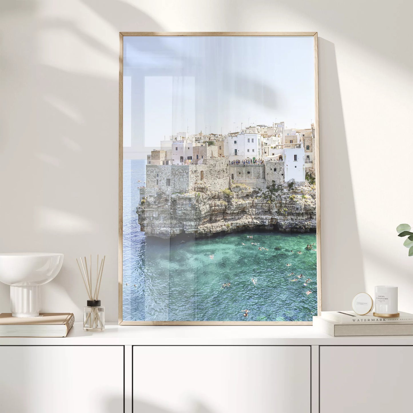 イタリア南部プーリア州の断崖絶壁に建つ白壁の街並みと青い海の風景