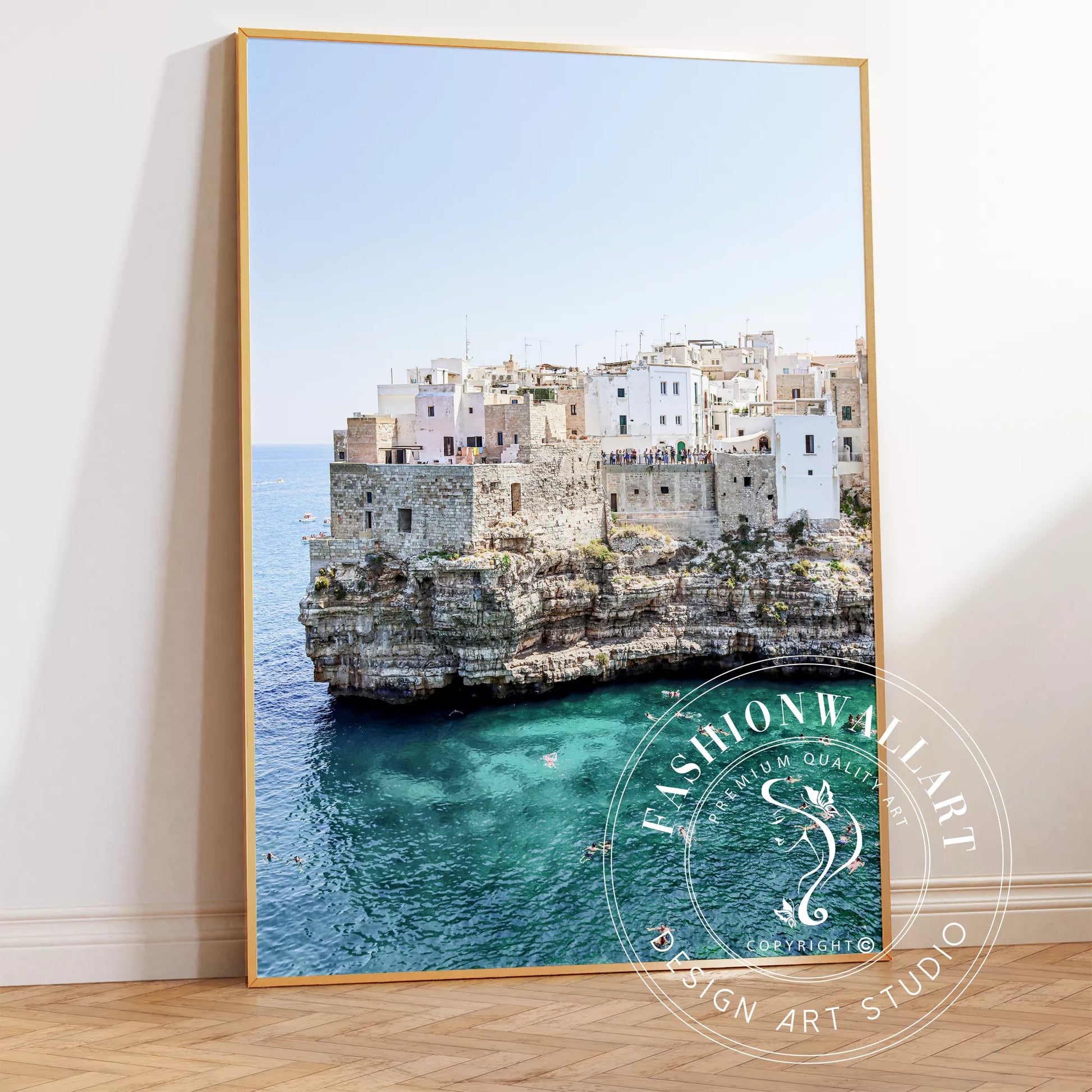 イタリア南部プーリア州の断崖絶壁に建つ白壁の街並みと青い海の風景