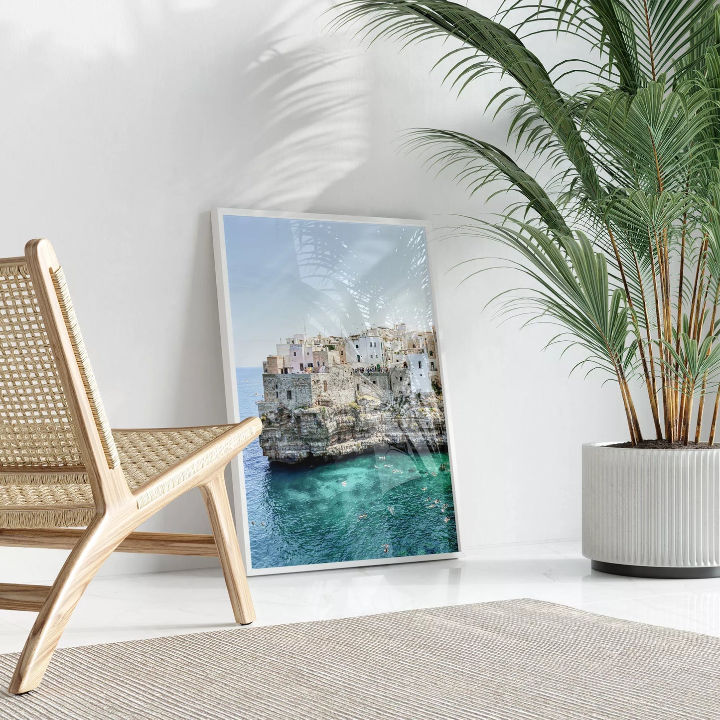 イタリア南部プーリア州の断崖絶壁に建つ白壁の街並みと青い海の風景