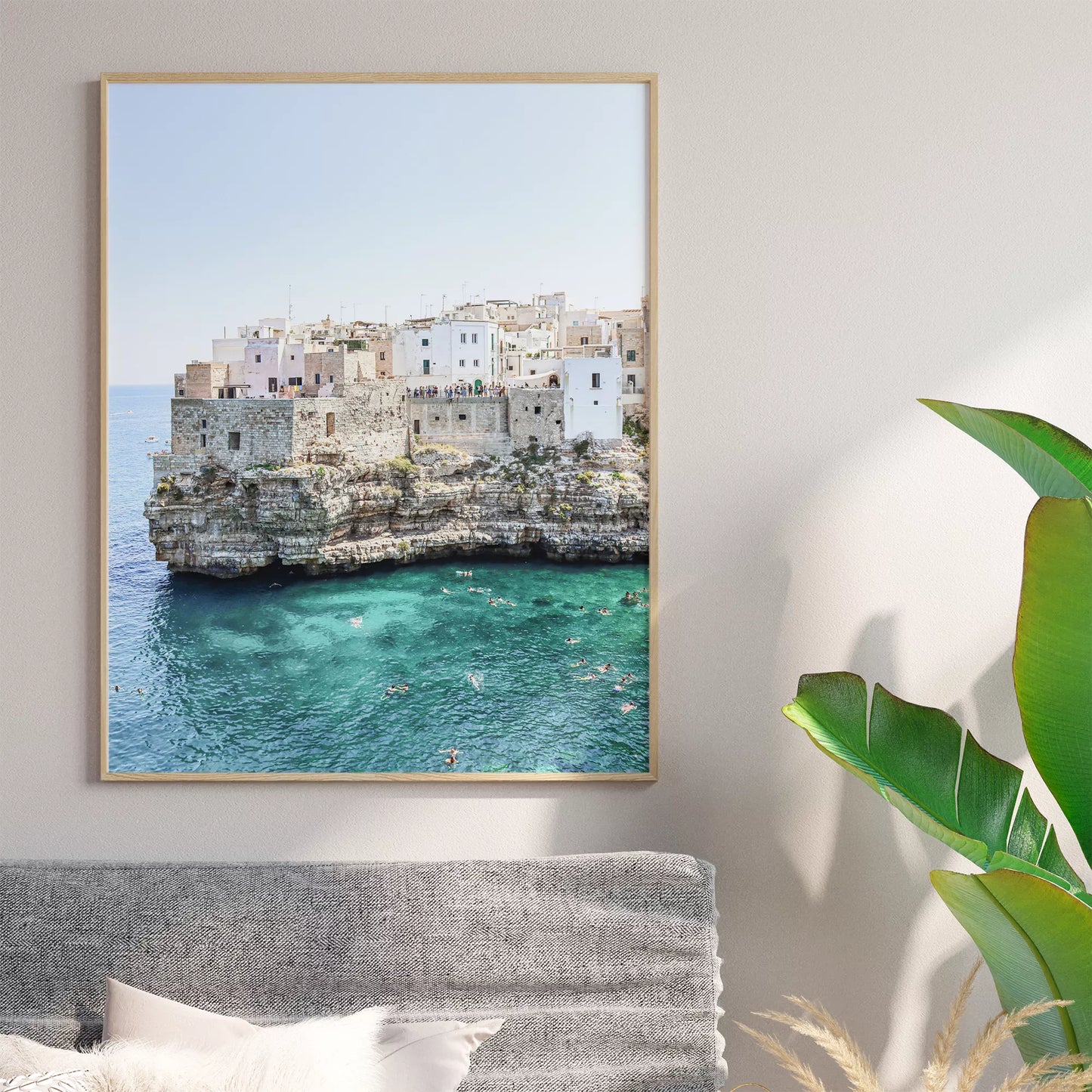 イタリア南部プーリア州の断崖絶壁に建つ白壁の街並みと青い海の風景