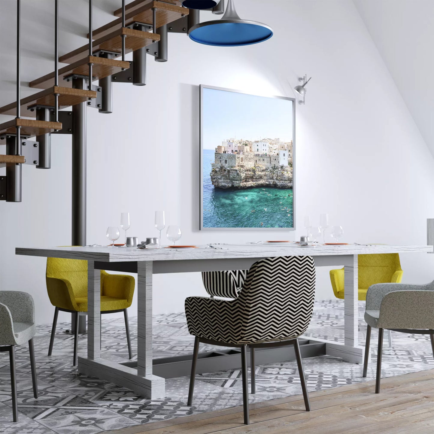 イタリア南部プーリア州の断崖絶壁に建つ白壁の街並みと青い海の風景