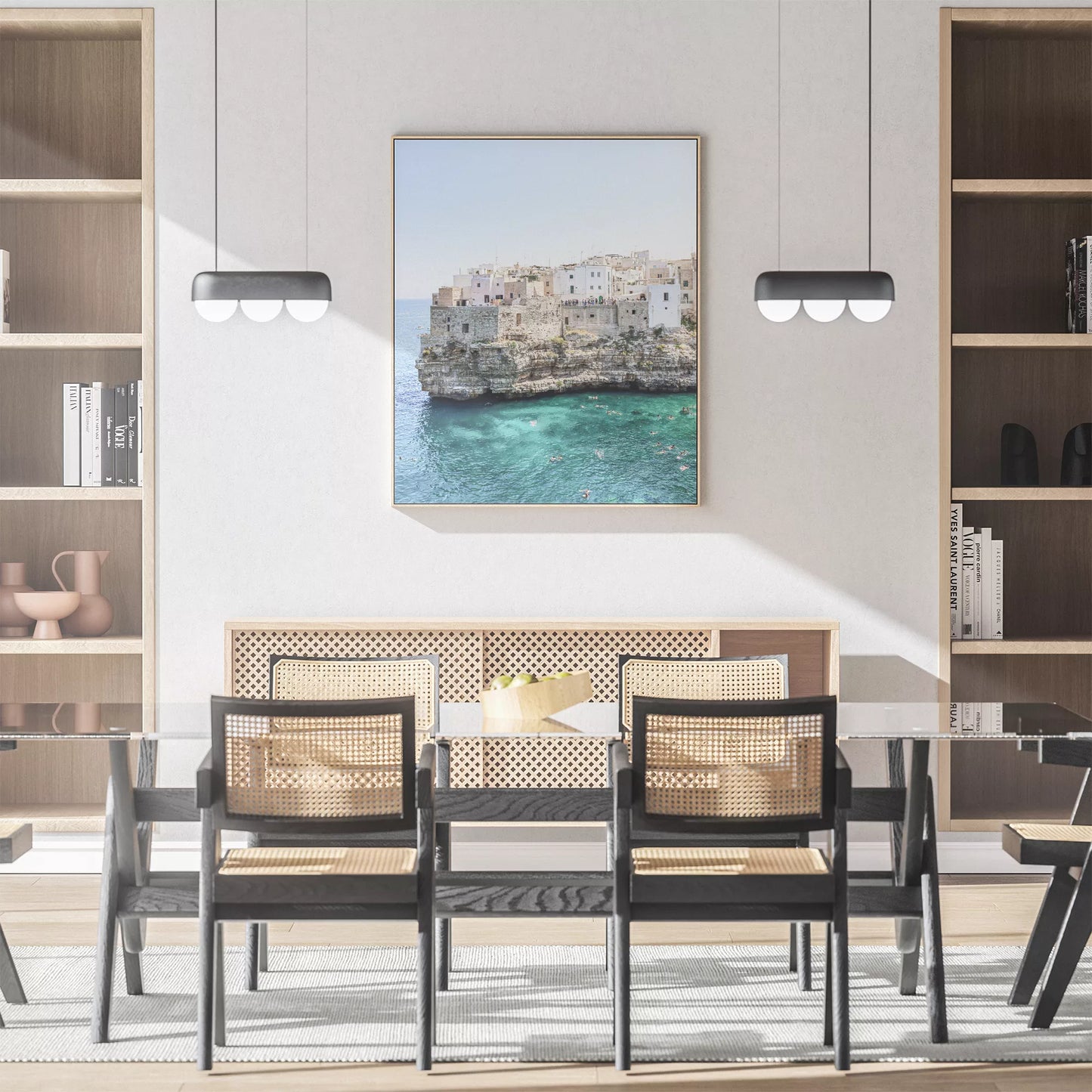 イタリア南部プーリア州の断崖絶壁に建つ白壁の街並みと青い海の風景