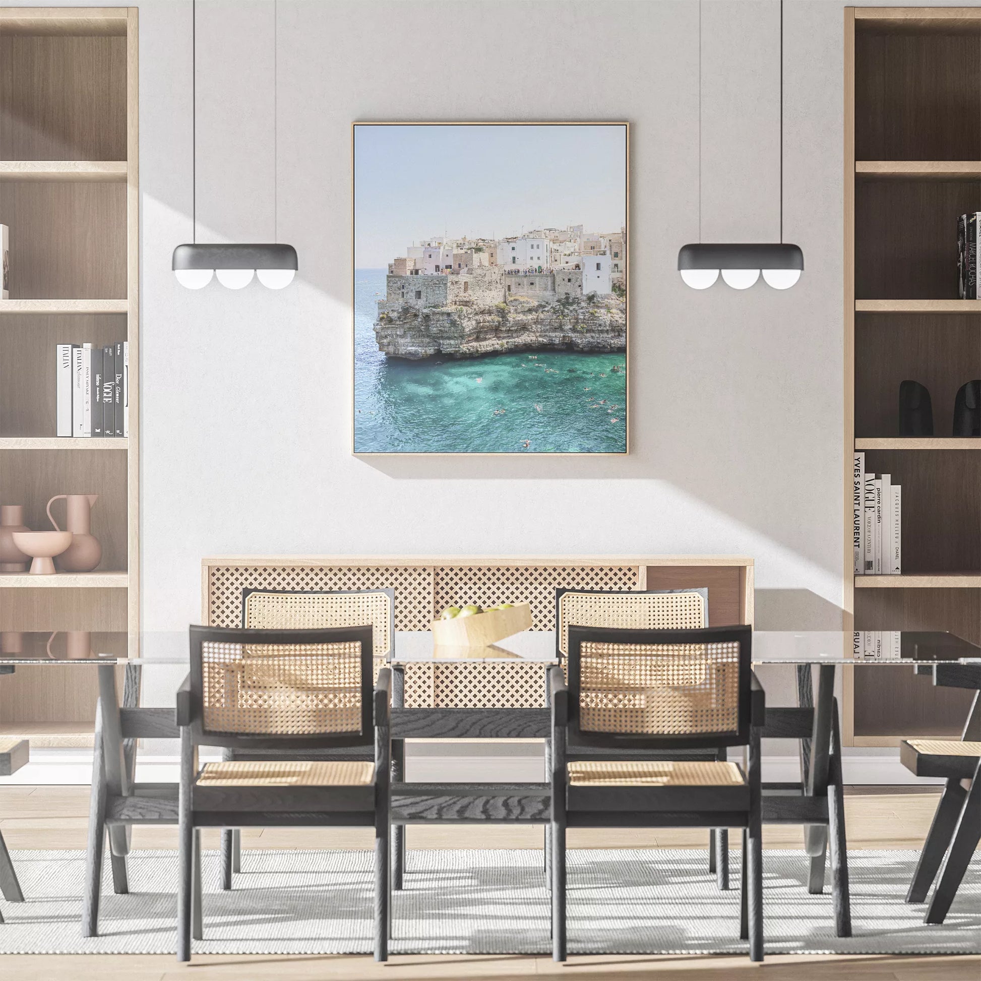 イタリア南部プーリア州の断崖絶壁に建つ白壁の街並みと青い海の風景