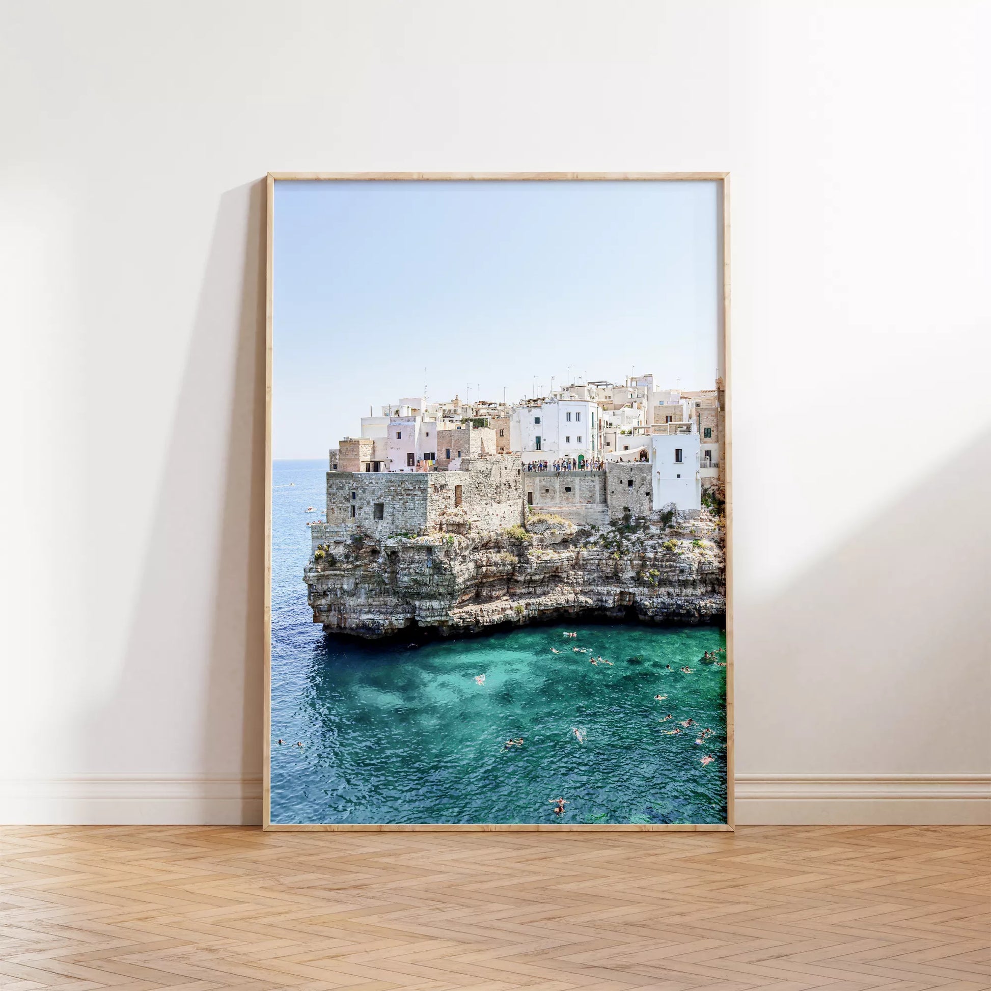 イタリア南部プーリア州の断崖絶壁に建つ白壁の街並みと青い海の風景