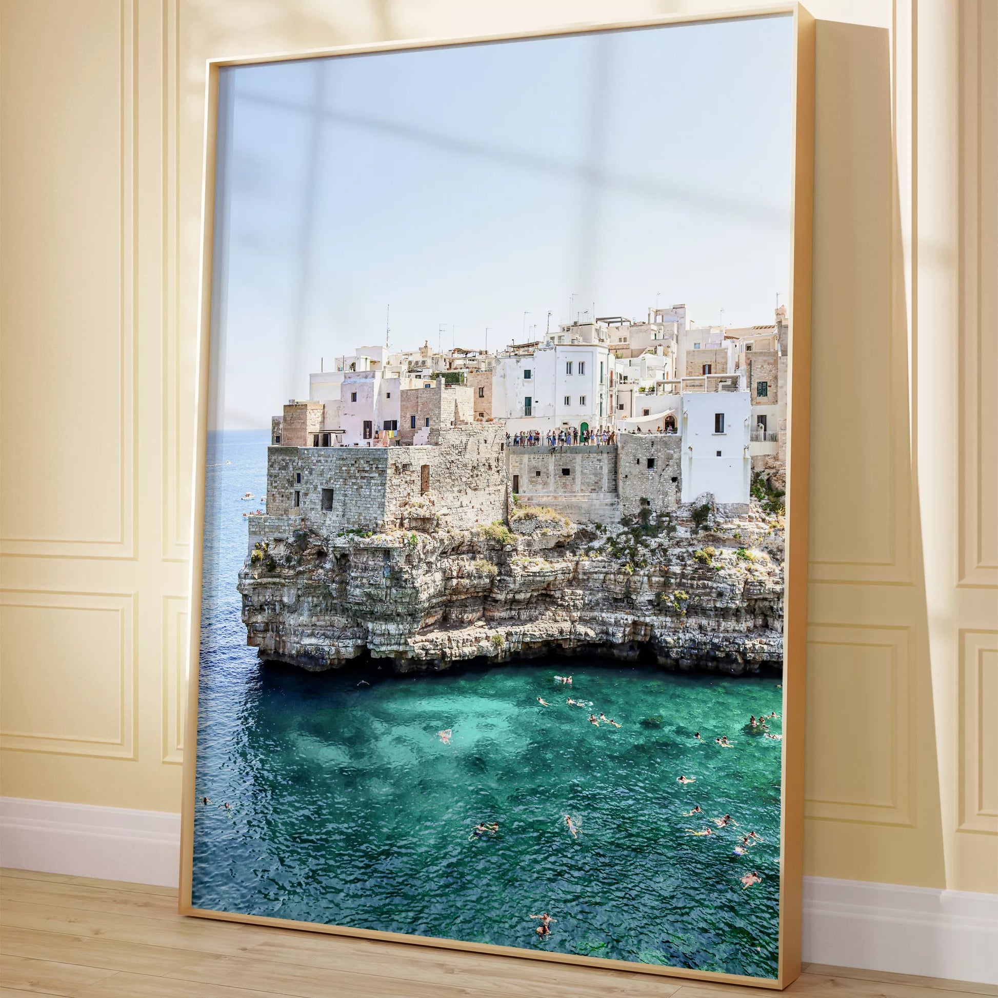 イタリア南部プーリア州の断崖絶壁に建つ白壁の街並みと青い海の風景