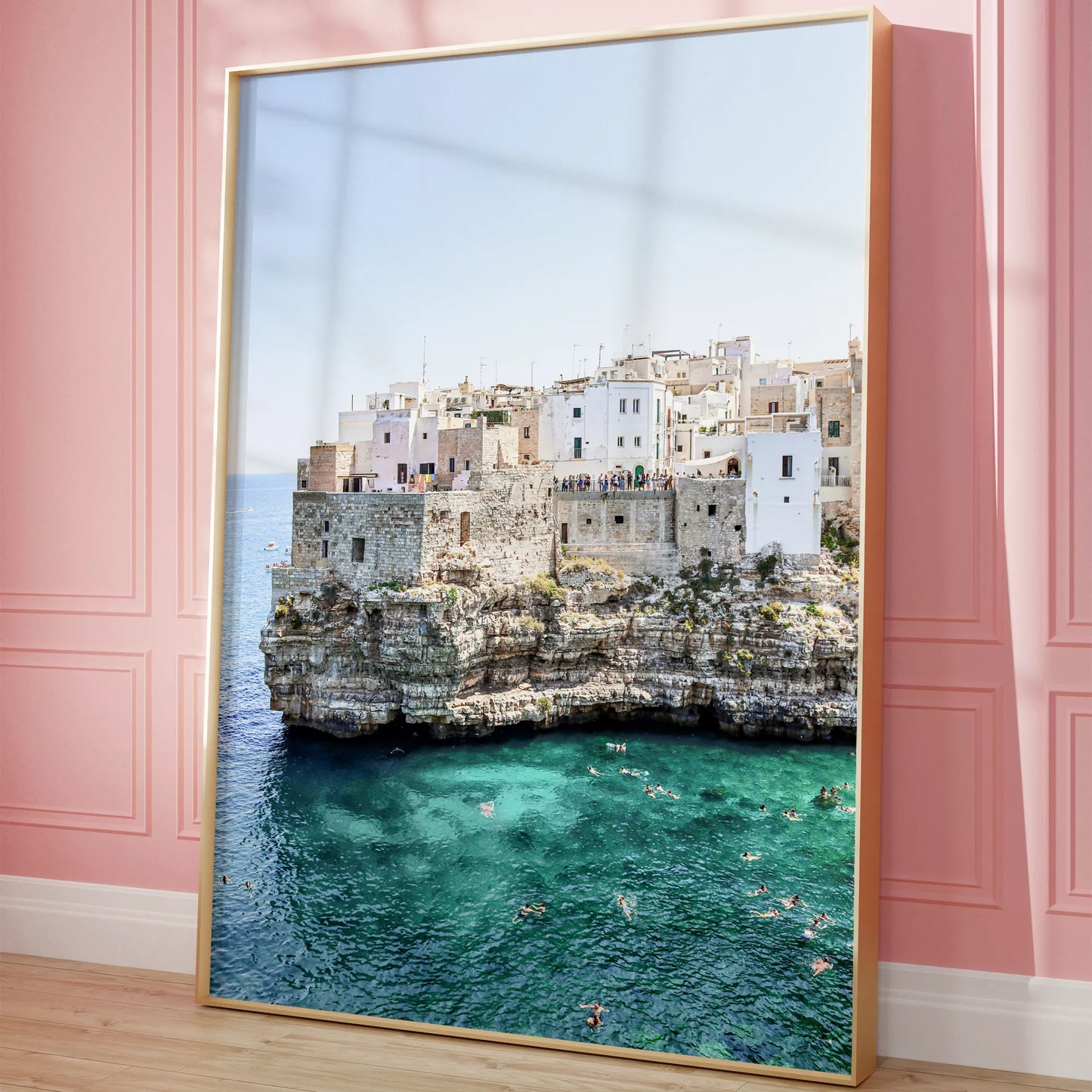 イタリア南部プーリア州の断崖絶壁に建つ白壁の街並みと青い海の風景