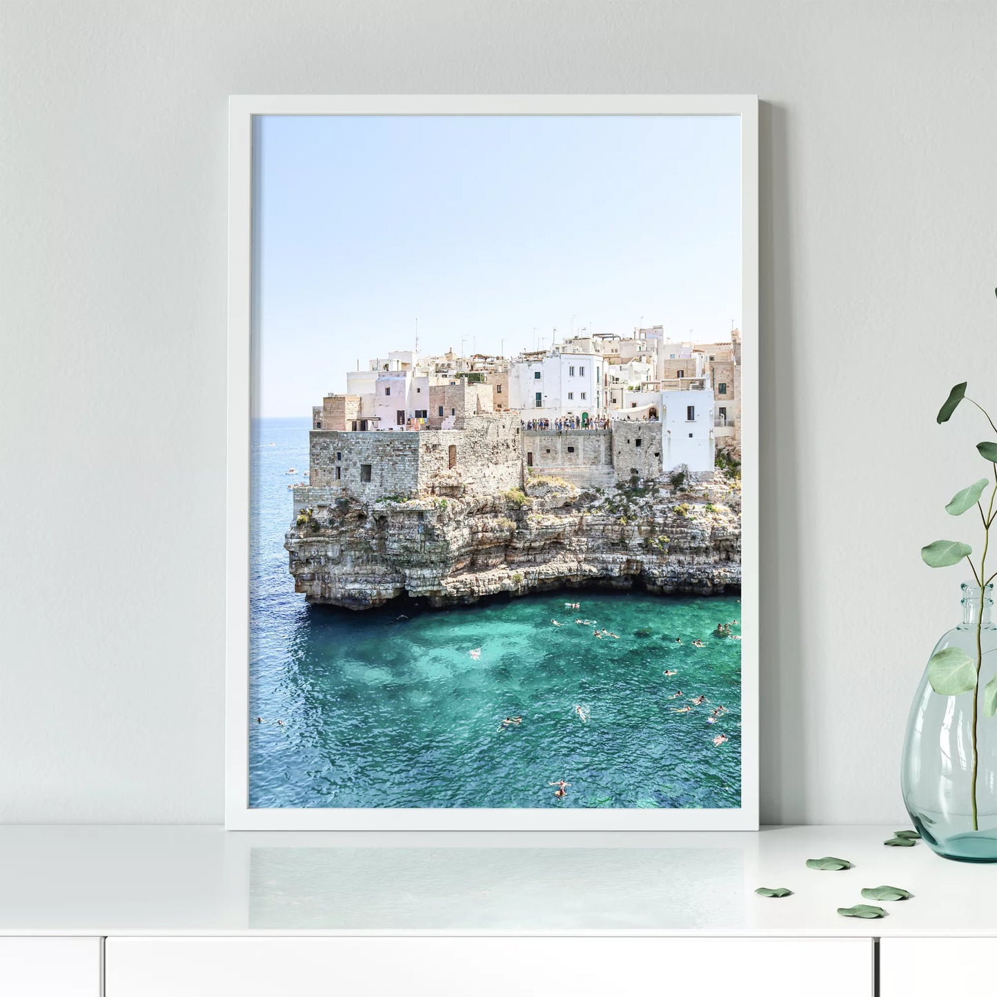 イタリア南部プーリア州の断崖絶壁に建つ白壁の街並みと青い海の風景