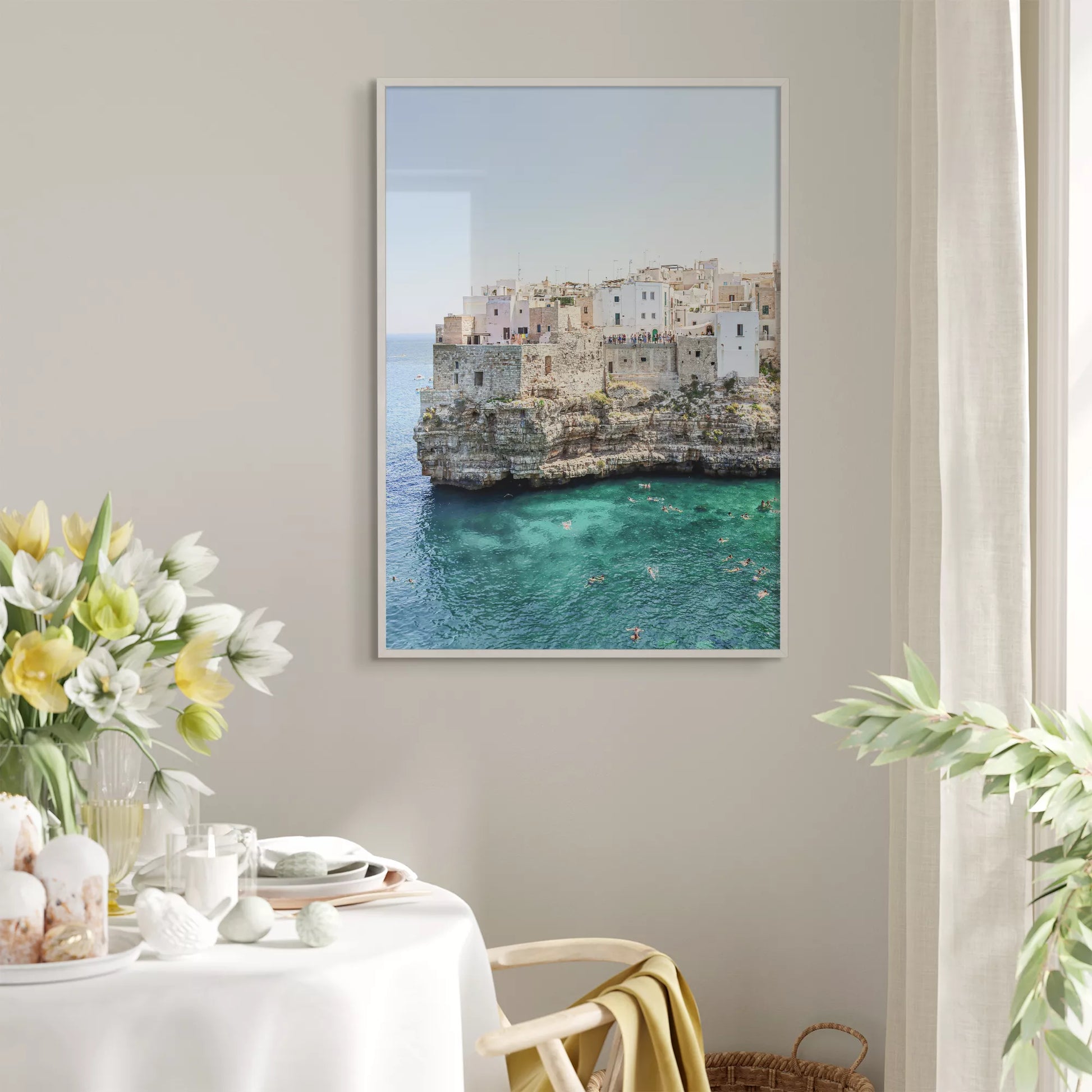 イタリア南部プーリア州の断崖絶壁に建つ白壁の街並みと青い海の風景