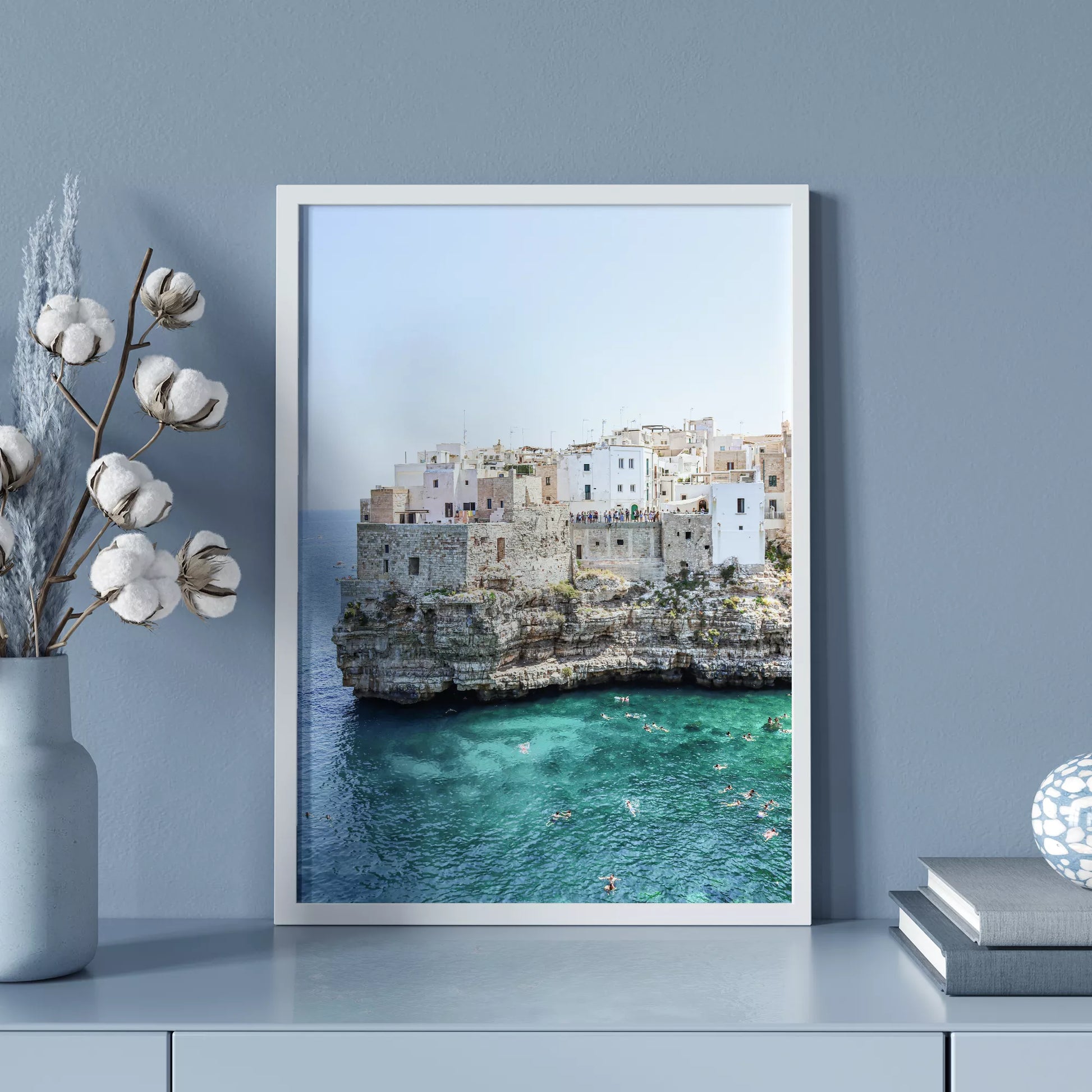 イタリア南部プーリア州の断崖絶壁に建つ白壁の街並みと青い海の風景