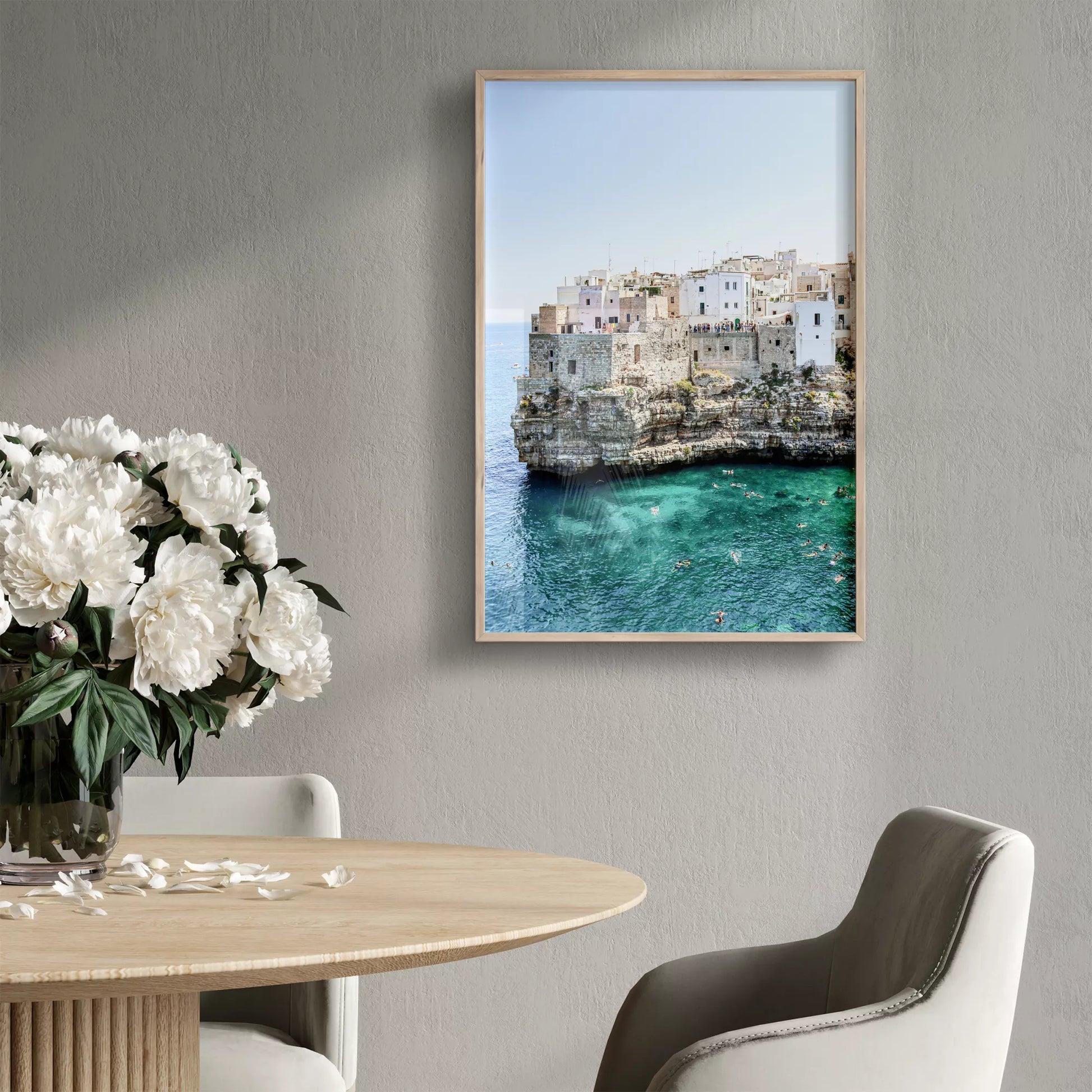 イタリア南部プーリア州の断崖絶壁に建つ白壁の街並みと青い海の風景