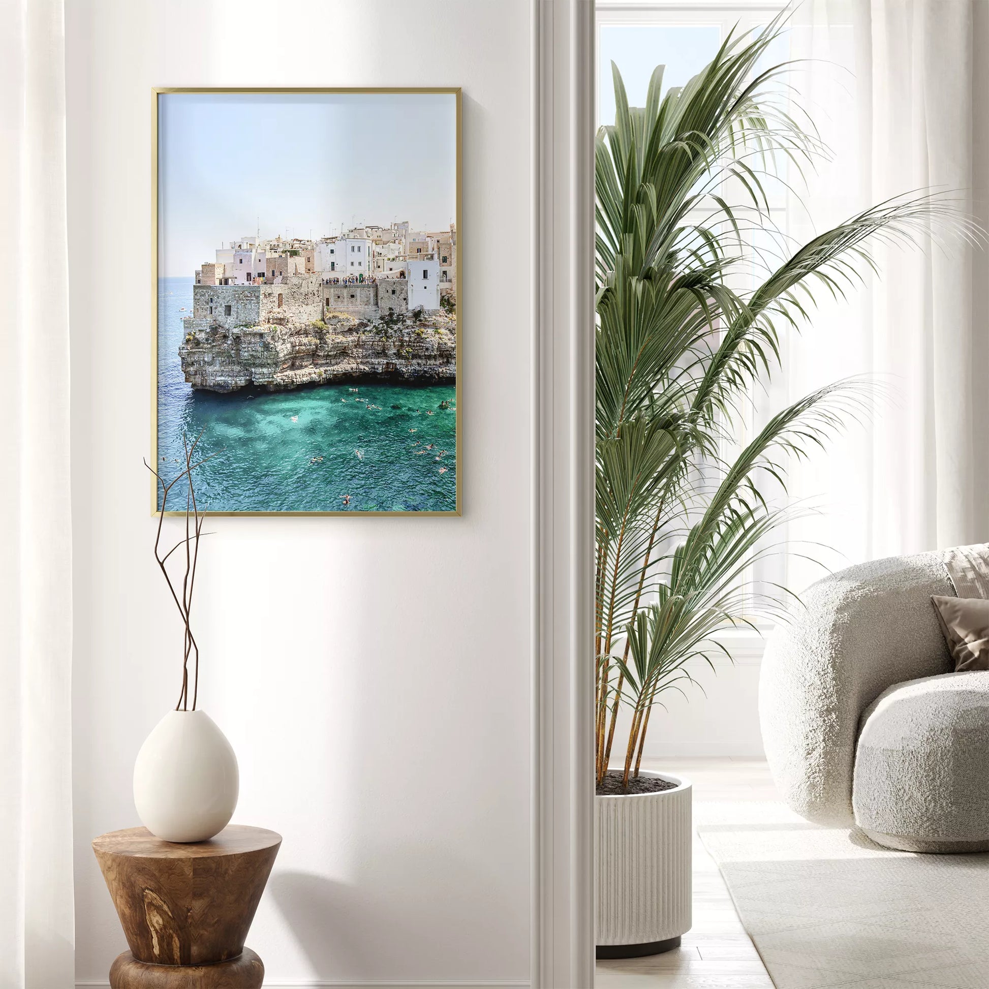 イタリア南部プーリア州の断崖絶壁に建つ白壁の街並みと青い海の風景