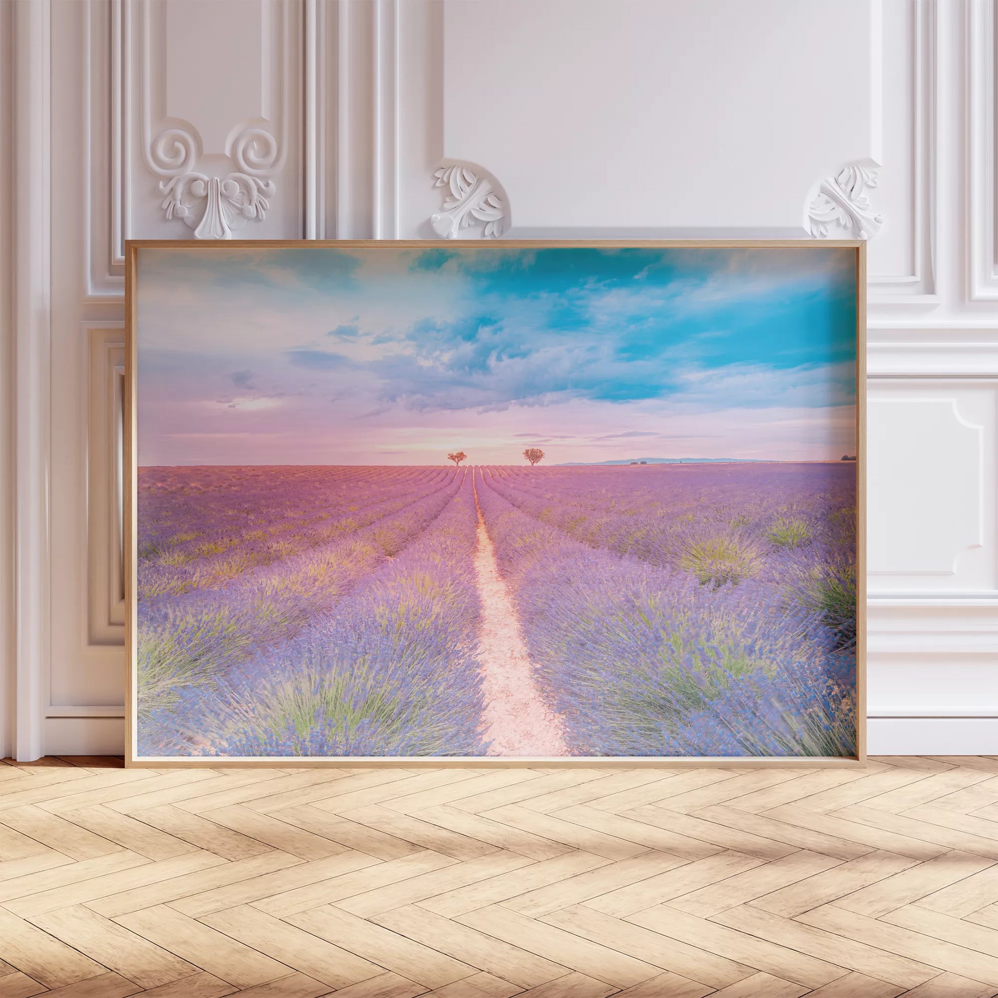 夕暮れのラベンダー畑と淡いピンク色の空、プロヴァンス風景