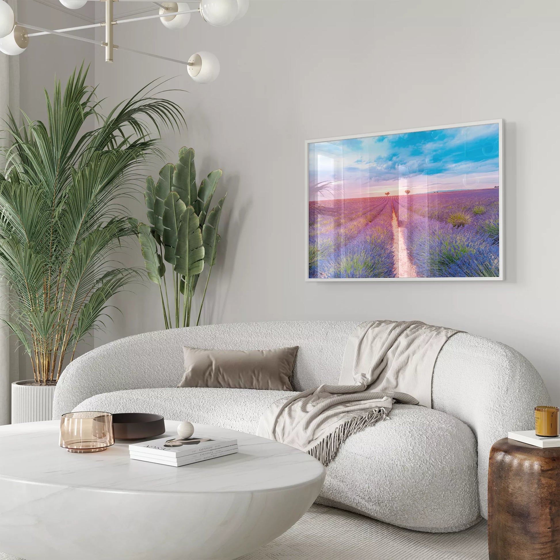 夕暮れのラベンダー畑と淡いピンク色の空、プロヴァンス風景