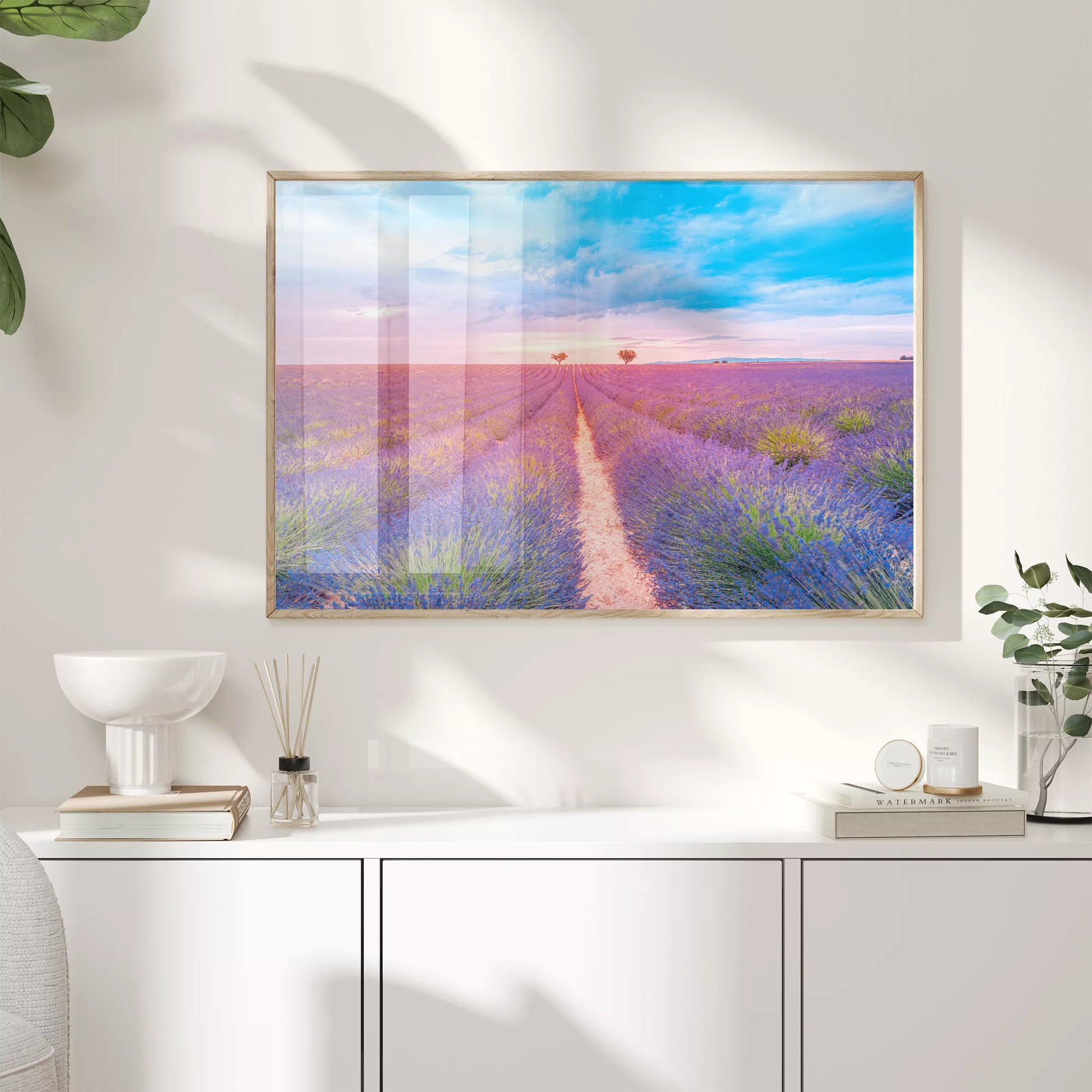 夕暮れのラベンダー畑と淡いピンク色の空、プロヴァンス風景