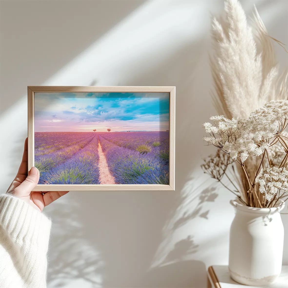 夕暮れのラベンダー畑と淡いピンク色の空、プロヴァンス風景