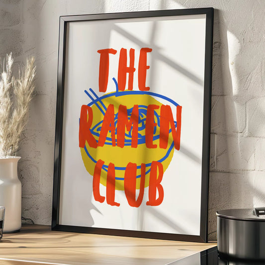 黄色いラーメン丼とオレンジ色の文字で描かれたモダンなポップアート